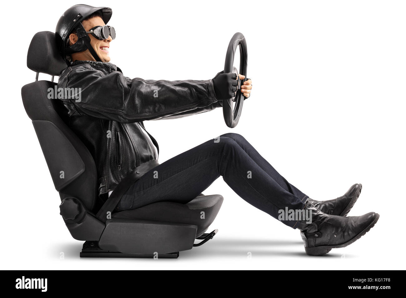 Biker assis dans un siège de voiture et tenant un volant isolé sur fond blanc Banque D'Images