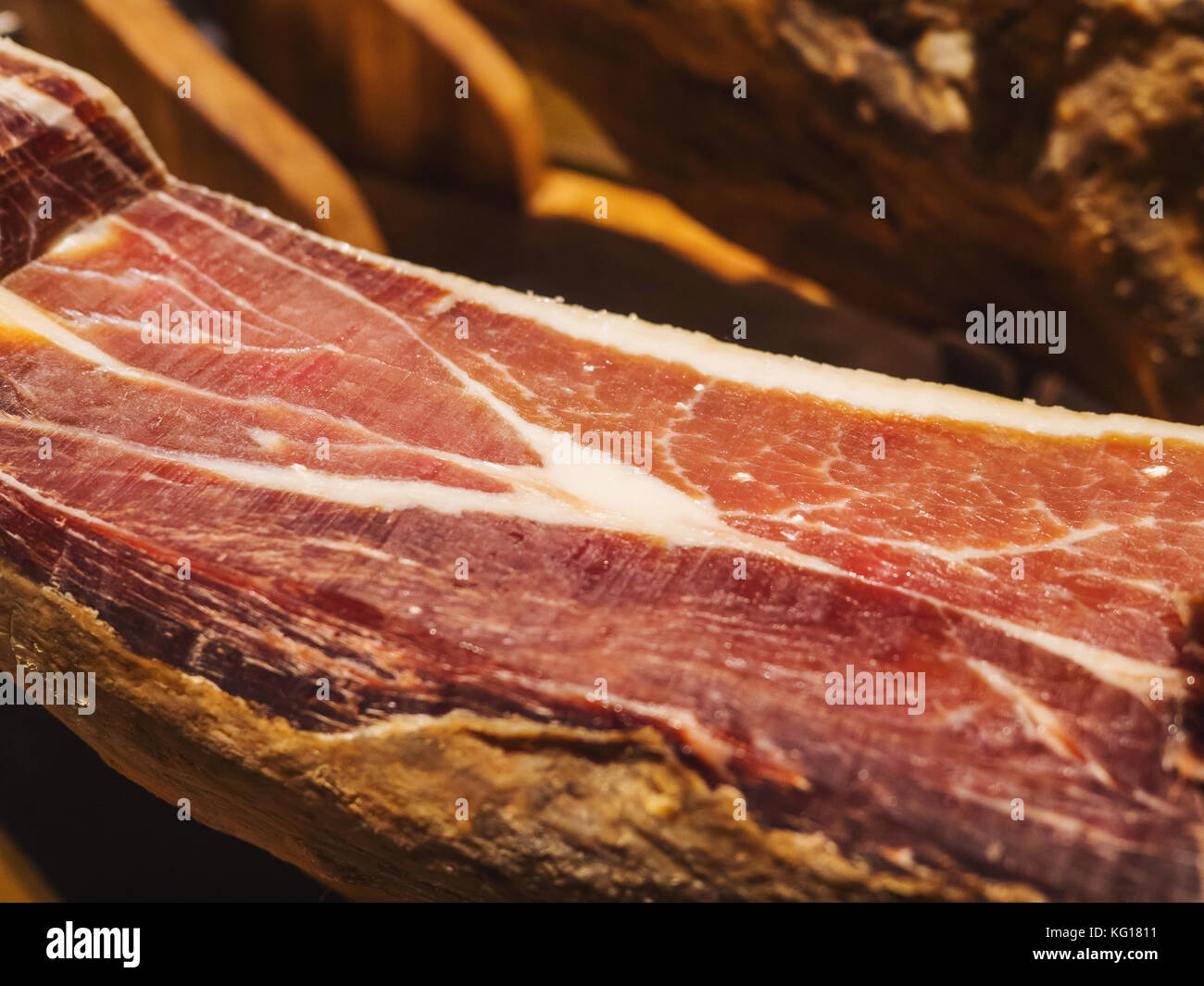 Jamon serrano, jambon espagnol traditionnel dans le marché de près. La cuisse de porc jambon sur table. la viande dans son ensemble. L'intérieur restaurant jamon sur support. foc sélective Banque D'Images