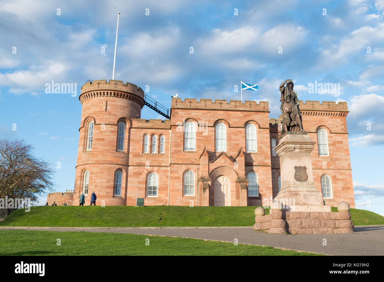 Le Château d'Inverness et statue de Flora Macdonald, Inverness, Scotland, UK Banque D'Images