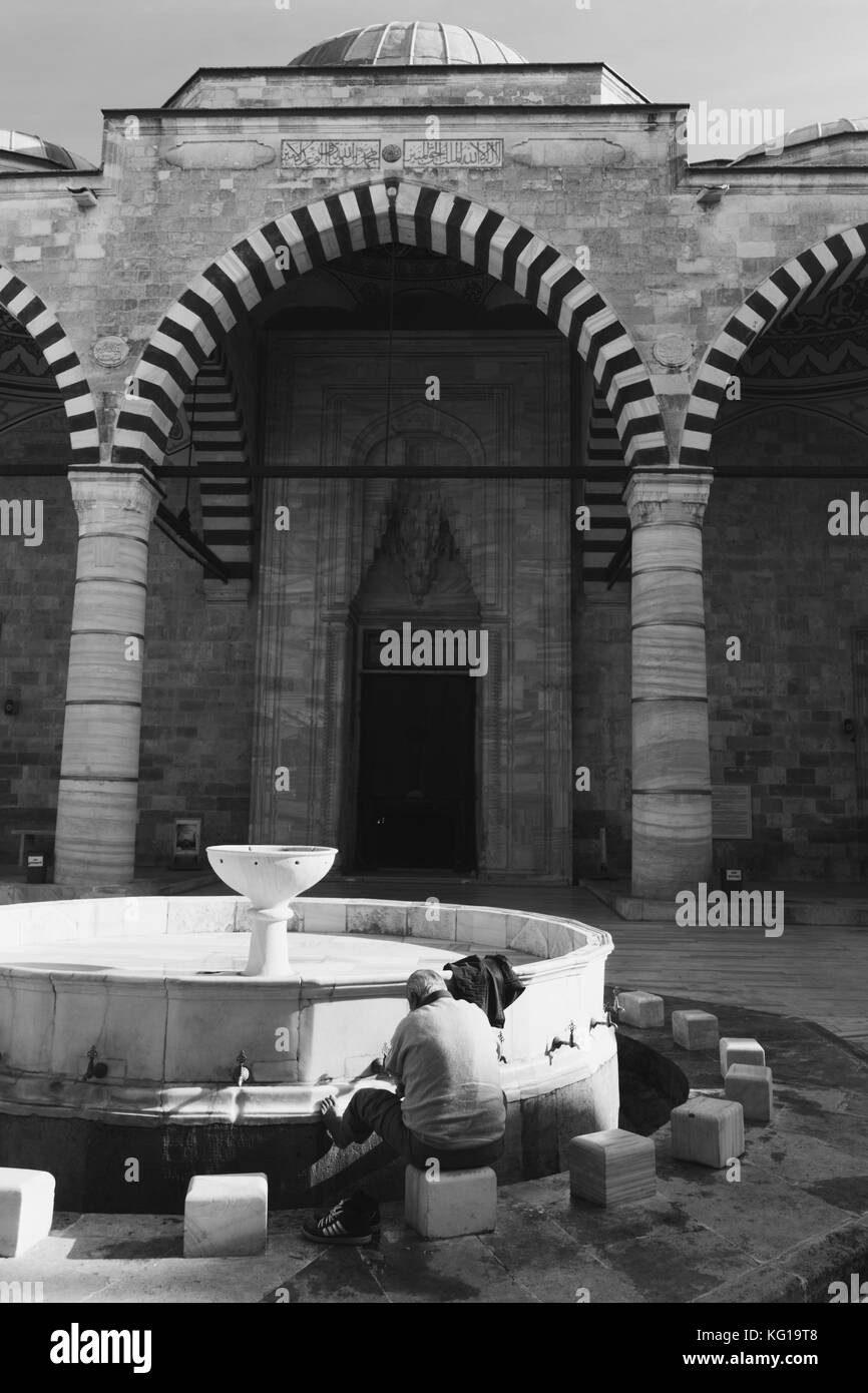 Les robinets d'ablution où un homme lave son auto avant de temps de prière. Edirne en Turquie. Banque D'Images