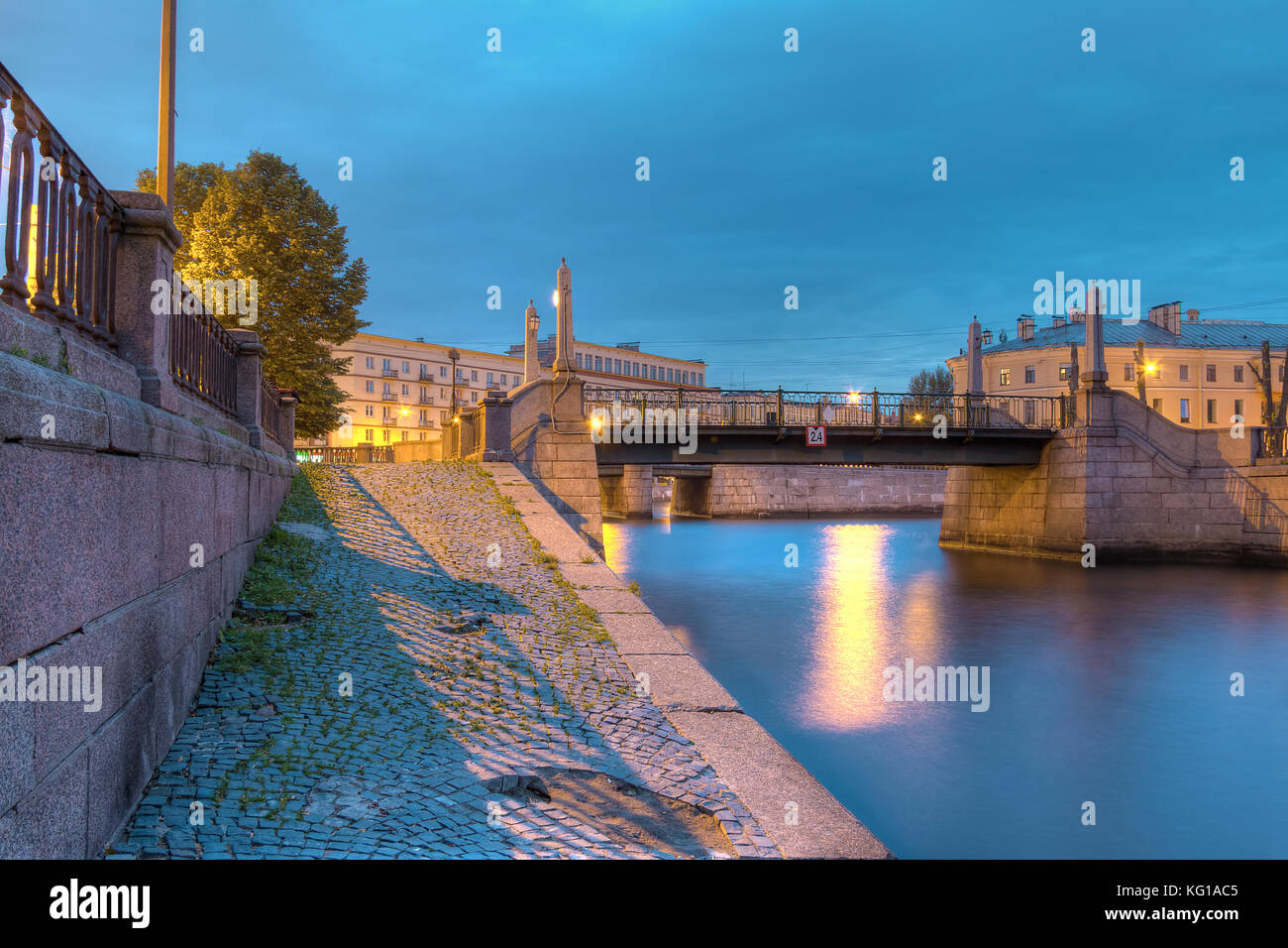 Vue de nuit sur la digue de lumineux canal griboïedov et krasnogvardeysky, pont, St Petersbourg, Russie Banque D'Images