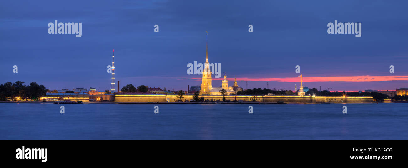Nuit illuminée vue panoramique sur la forteresse Pierre et Paul et du fleuve Neva, st. Petersburg, Russie Banque D'Images