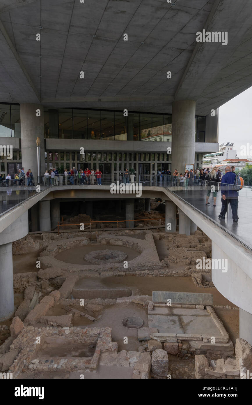 Musée de l'Acropole, Athènes, Grèce façade. La vue quotidienne de visiteurs à l'entrée du musée archéologique, avec des ruines antiques. Banque D'Images