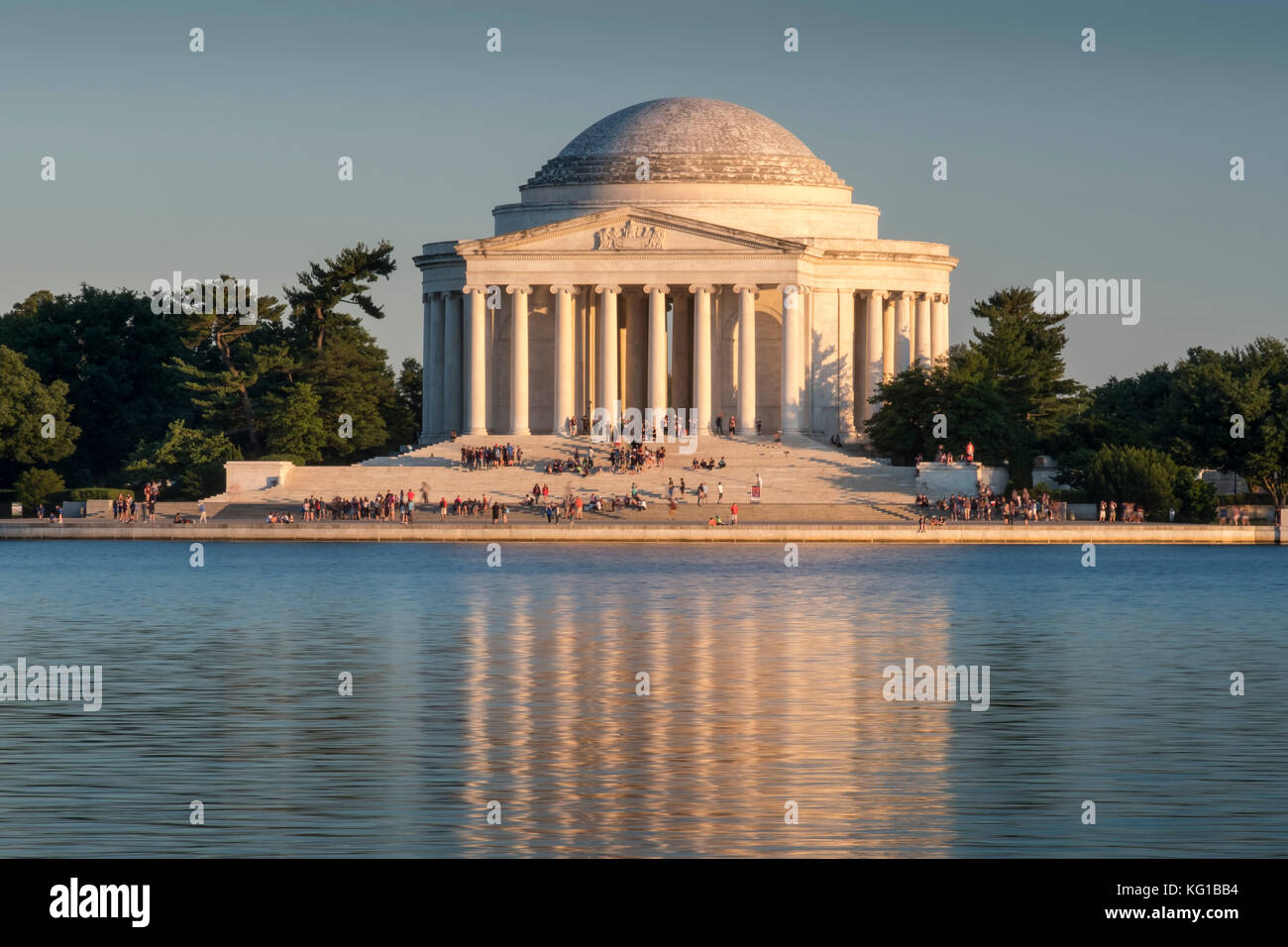 Le Jefferson Memorial à travers le bassin de marée, National Mall, Washington DC, USA Banque D'Images