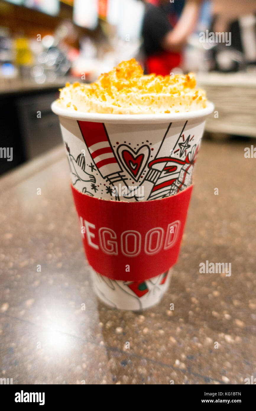Flintshire, Nord, UK 2017. Le début de la période des fêtes ou au moins pour les boissons de fête chez Starbucks coffee shops. Bien que les tasses rouges sont synonymes de Starbucks et Noël, ils ont pour la première fois modifié la tasse design, qui vont en vente dès aujourd'hui Banque D'Images