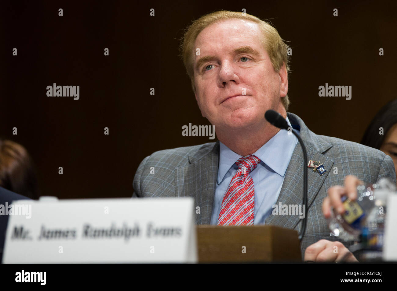 Washington, États-Unis. 01 novembre 2017. James Randolph Evans, de Géorgie, lors de son audience de confirmation de son poste d’ambassadeur des États-Unis au Luxembourg, devant la Commission des relations étrangères du Sénat des États-Unis au Capitole à Washington, DC, le 1er novembre 2017. Crédit : Alex Edelman/CNP - PAS DE SERVICE BANCAIRE · crédit : Alex Edelman/Consolidated/dpa/Alamy Live News Banque D'Images