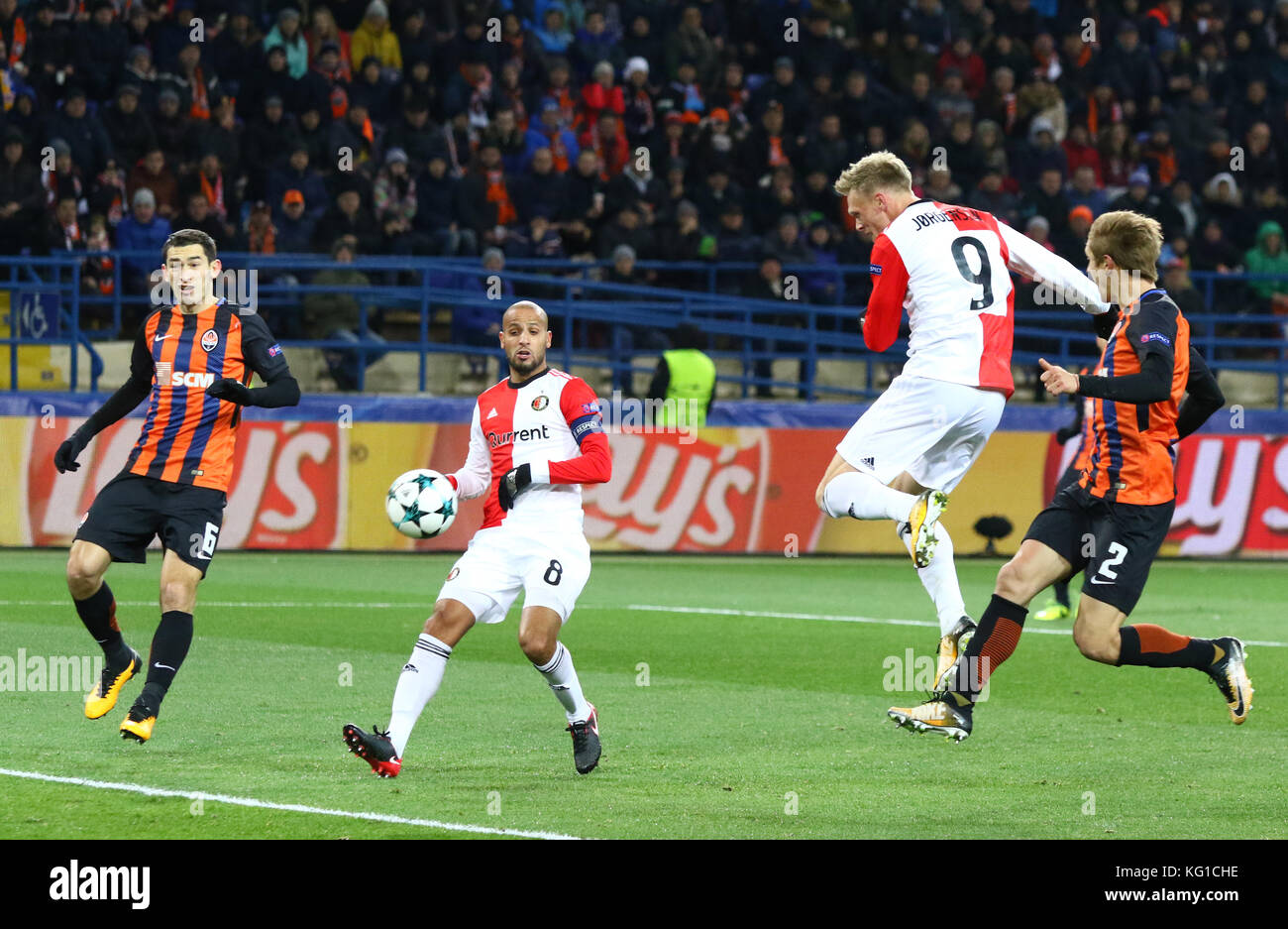 Kharkiv, Ukraine. 1st novembre 2017. Nicolai Jorgensen de Feyenoord (#9) marque un but lors du match de l'UEFA Champions League contre Shakhtar Donetsk au stade OSK Metalist à Kharkiv, en Ukraine. Shakhtar a gagné 3-1. Credit: Oleksandr Prykhodko/Alay Live News Banque D'Images