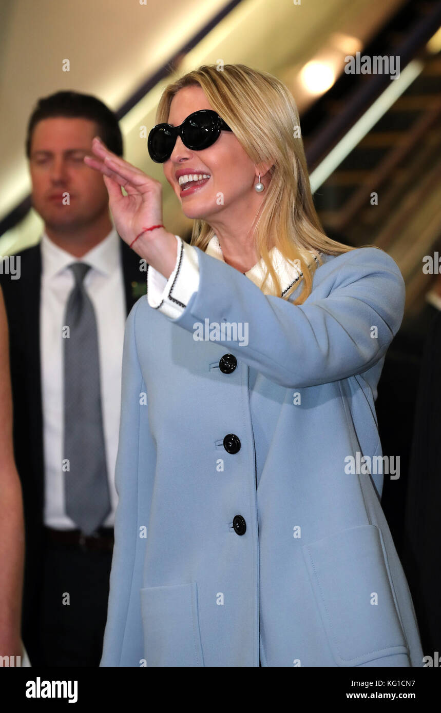 Narita, Japon. 2 novembre 2017. Ivanka Trump, fille et conseillère principale du président américain Donald Trump, sourit à son arrivée à l’aéroport international de Narita à Narita, dans la banlieue de Tokyo, le jeudi 2 novembre 2017. Ivanka Trump est maintenant au Japon pour assister à une conférence sur l'autonomisation des femmes "Assemblée mondiale pour les femmes". Crédit : Yoshio Tsunoda/AFLO/Alamy Live News Banque D'Images