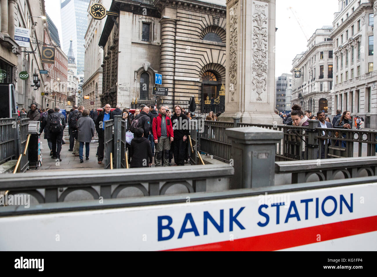 Londres, Royaume-Uni. 2 novembre, 2017. Les usagers d'attendre à l'extérieur de la station de métro de Londres à la banque dans la ville de Londres après qu'il a été évacué à cause de la sonnette d'alarme incendie que l'on croit avoir détecté de la fumée dans la zone de la plate-forme. Credit : mark kerrison/Alamy live news Banque D'Images