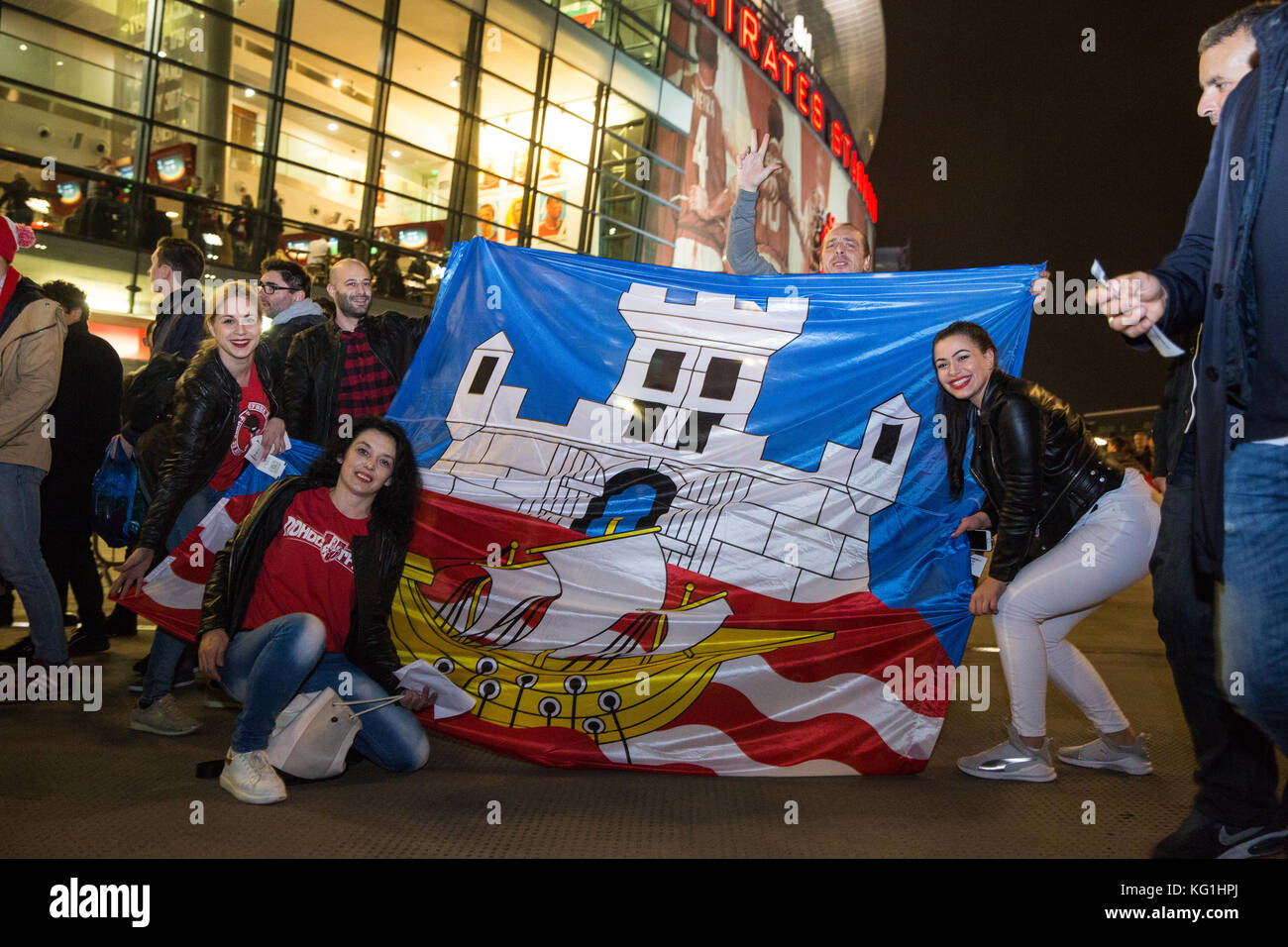 Londres, Royaume-Uni. 2 novembre, 2017. L'étoile rouge de belgrade fans arrivent avec une bannière pour l'europa league match entre Arsenal et l'étoile rouge de Belgrade à l'Emirates stadium. crédit : mark kerrison/Alamy live news Banque D'Images