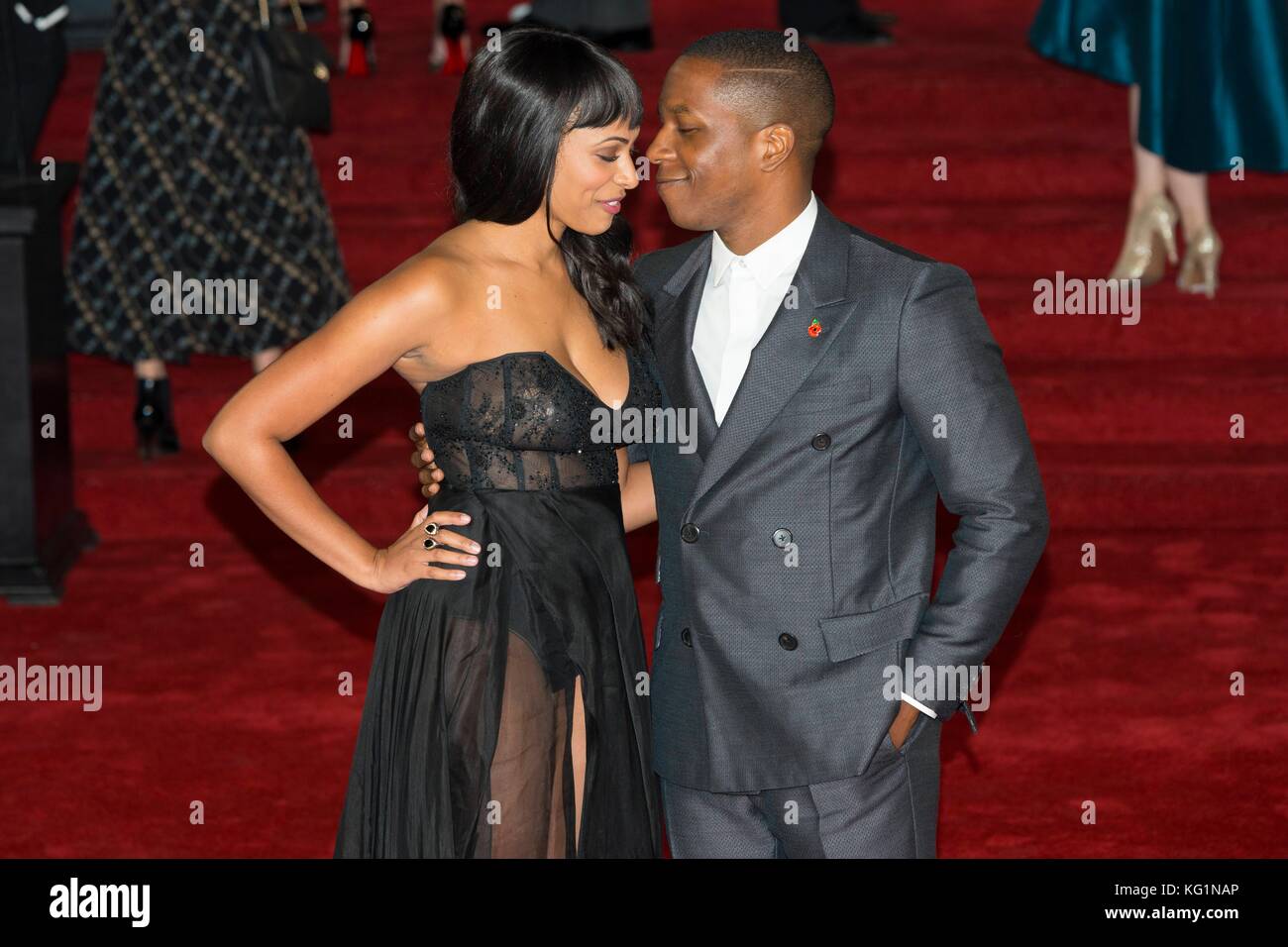 Londres, Royaume-Uni. 02 novembre 2017. Leslie Odom Jr et Nicolette Robinson assistent à Murder on the Orient Express World Premiere - Londres, Angleterre (02/11/2017) | usage mondial crédit : dpa Picture alliance/Alamy Live News Banque D'Images