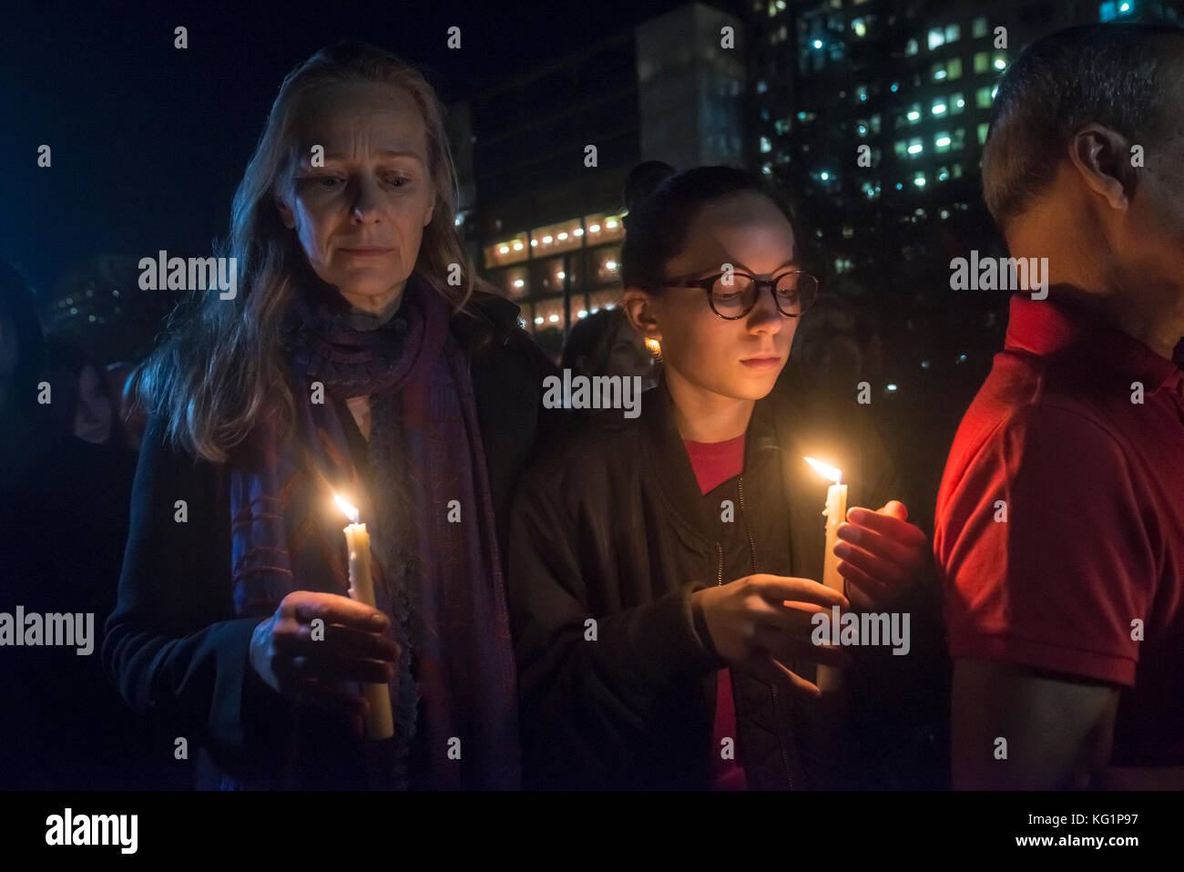 New York, NY, USA, 2 novembre 2017 - deux jours après l'attaque terroriste qui a tué l'halloween 8 cyclistes et gauche13 autres blessés, environ 100 personnes se sont réunies à Houston street, à Hudson River Park à mars dans une veillée aux chandelles à la mémoire des victimes. Le mémoire a été organisée par les amis de l'Hudson River Park et little red - Elizabeth irwin école où 23 ans nicholas clèves a obtenu son diplôme en 2012. crédit © stacy walsh rosenstock/Alamy live news Banque D'Images