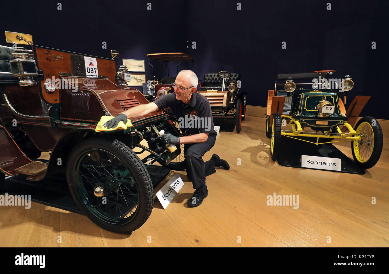 Chris Bailey, partenaire de présentation, prépare un tonneau à quatre sièges à cylindre simple 1901 de 6 ch qui fait partie de la vente Bonhams de Londres à Brighton Run le 3 novembre à Bonhams à Londres. Banque D'Images