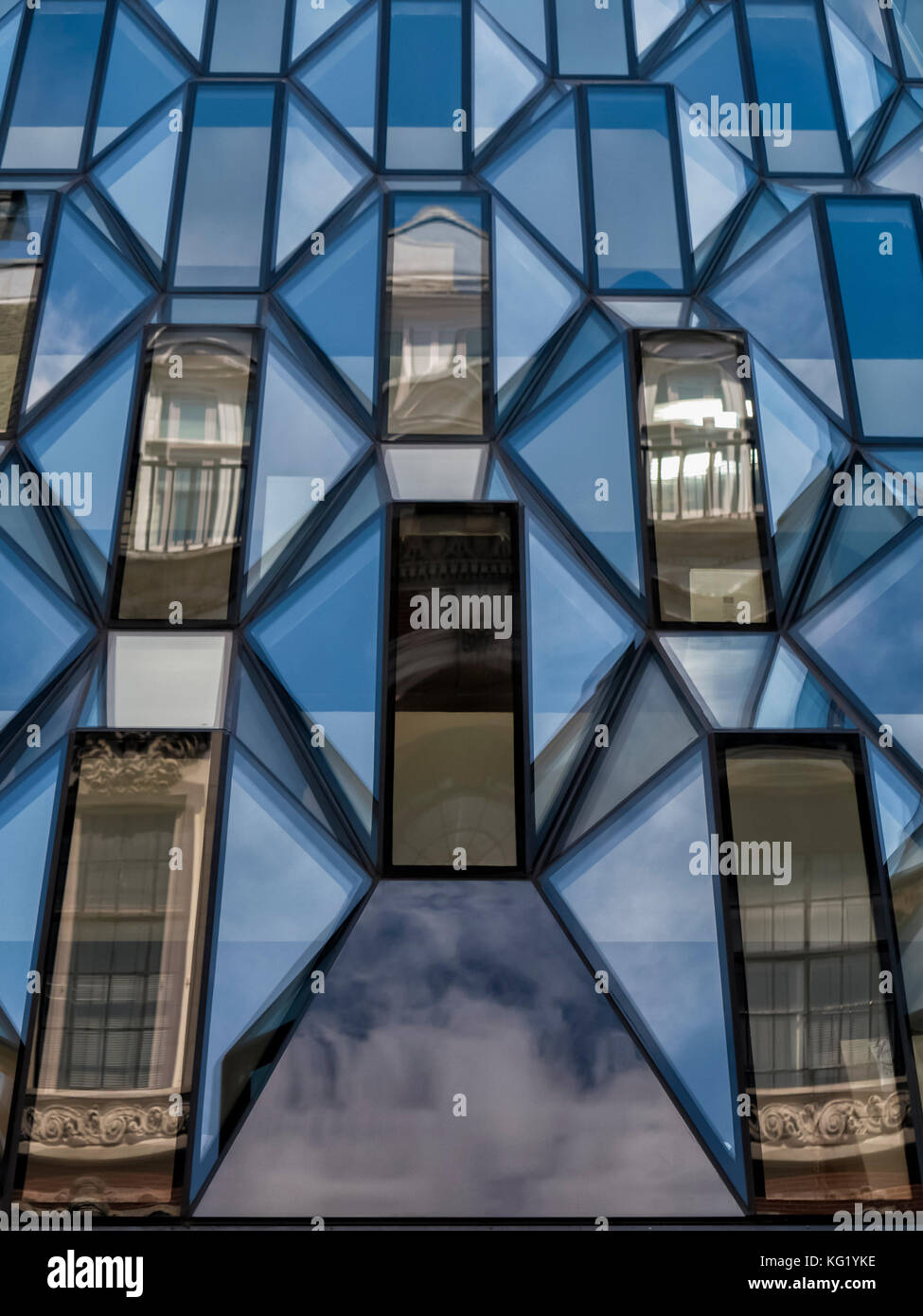 LONDRES, Royaume-Uni - 30 JUIN 2017 : image abstraite de Reflections dans Office Windows Banque D'Images