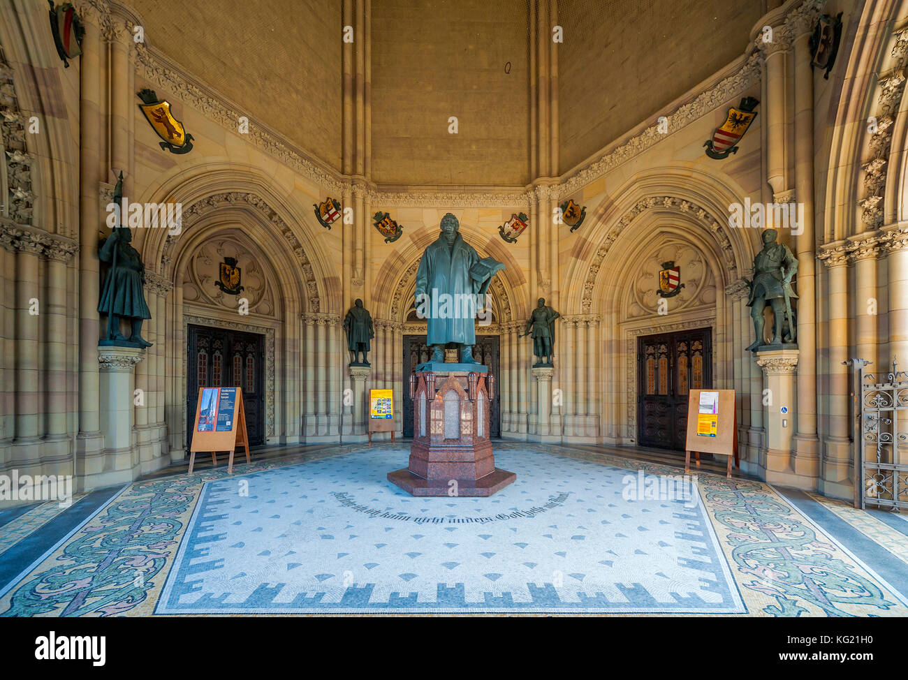 Speyer Rheinland-Pfalz, Allemagne : Gedächtniskirche der Protestation - Vorhalle mit Martin-Luther-Denkmal Banque D'Images