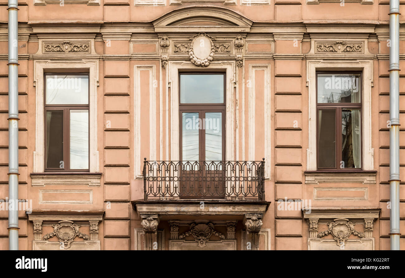 Trois fenêtres dans une rangée nd balcon sur façade d'immeuble urbain Vue avant, st. Petersburg, Russie Banque D'Images