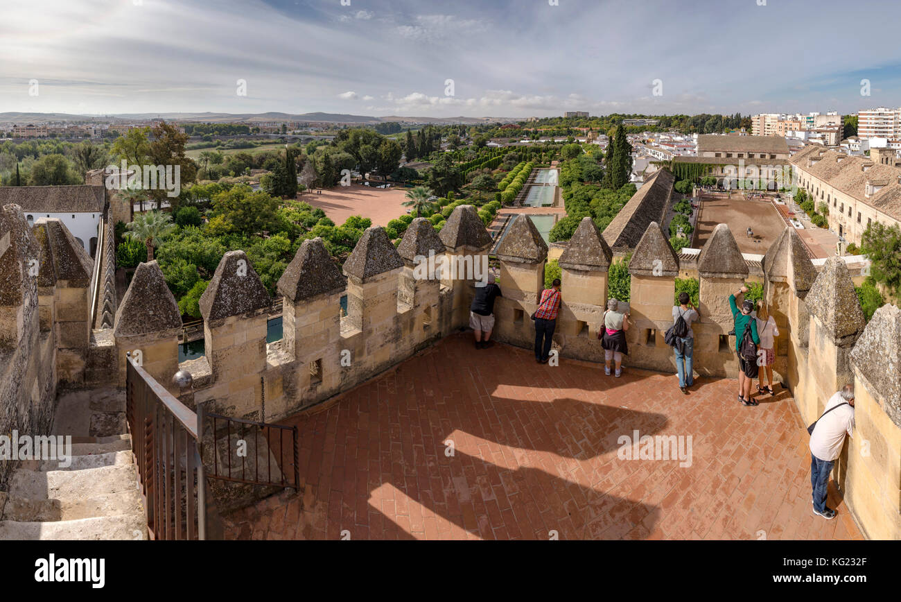 Vue depuis la Torre del Homenaje, Alcazar de los Reyes Cristianos , Cordoba, Espagne *** *** Local Caption château, forêt, bois, arbres, l'été, les gens, Banque D'Images