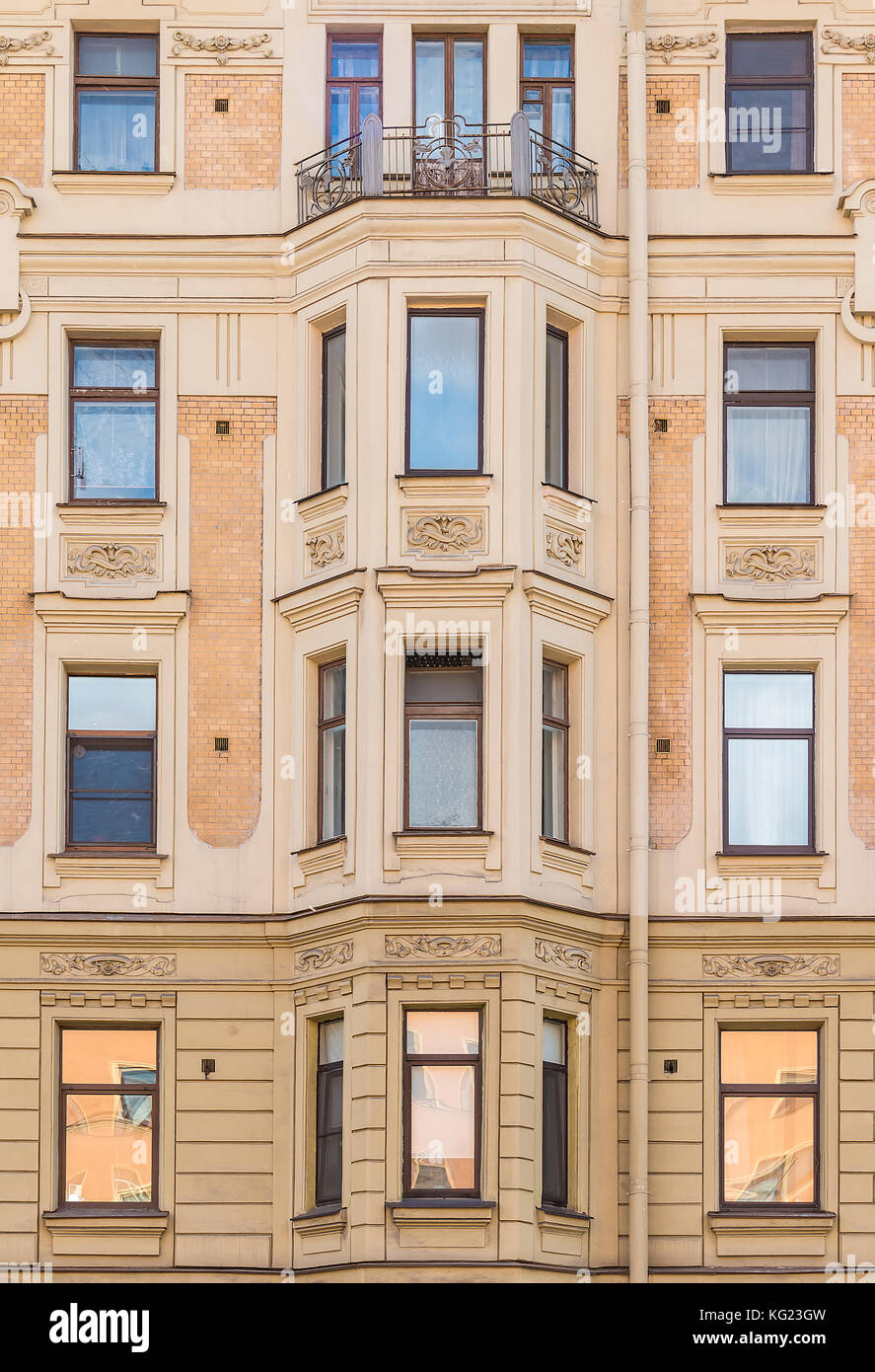 Plusieurs fenêtres dans une rangée et baie vitrée sur la façade de l'immeuble urbain Vue avant, st. Petersburg, Russie Banque D'Images