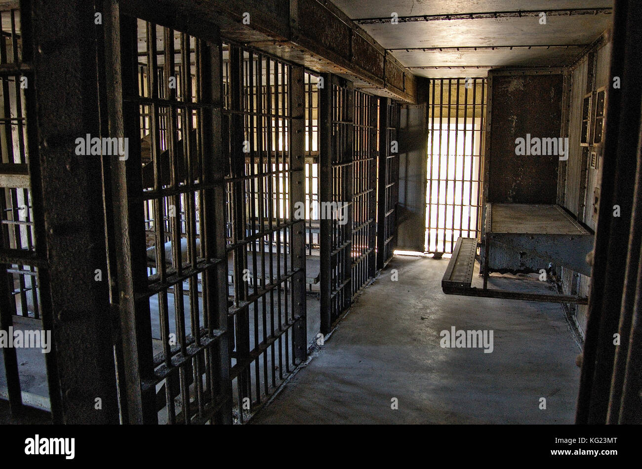 Ancienne prison cellules avec barres en acier lourd Banque D'Images
