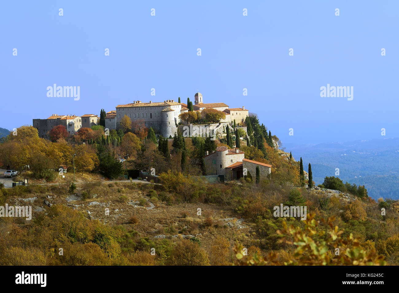 Village de gourdon , en haut de la montagne, dans le sud est de la France à l'automne Banque D'Images