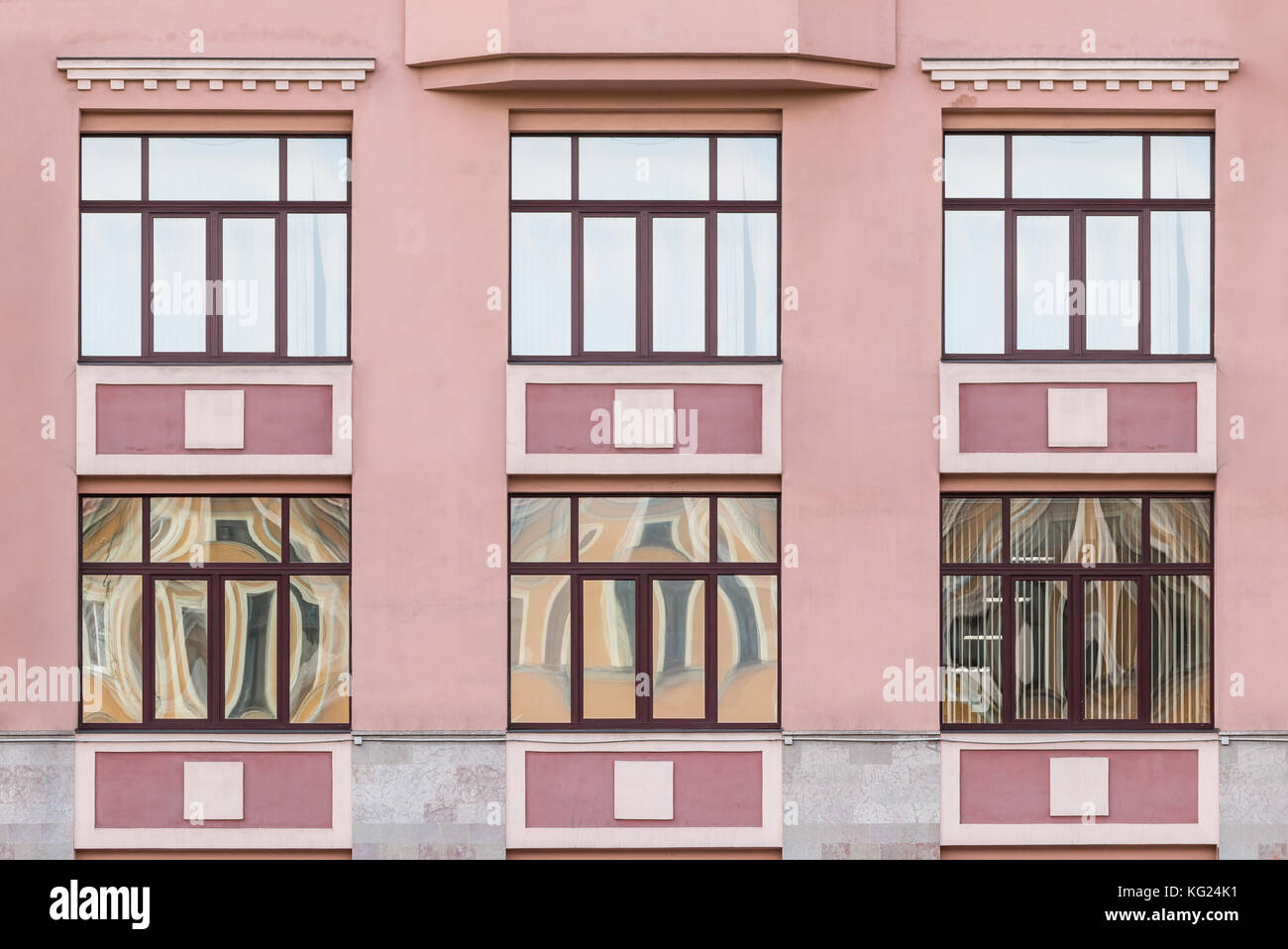 Plusieurs fenêtres dans une rangée sur façade de centre médical medical technologies 'moderne' vue avant, st. Petersburg, Russie Banque D'Images