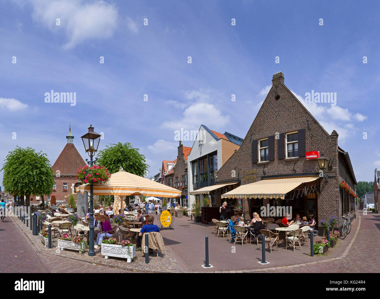 Place centrale Arcen, Limbourg, Pays-Bas *** *** Local Caption ville,  village, été, personnes, café en plein air Photo Stock - Alamy