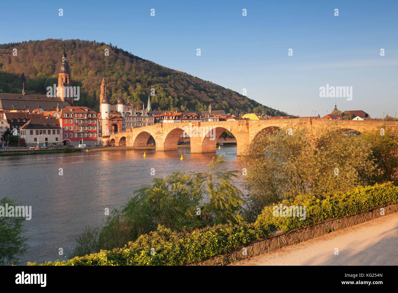 Vieille ville avec Karl-Theodor-Bridge (Vieux Pont), porte et église Heilig Geist, Heidelberg, Bade-Wurtemberg, Allemagne, Europe Banque D'Images