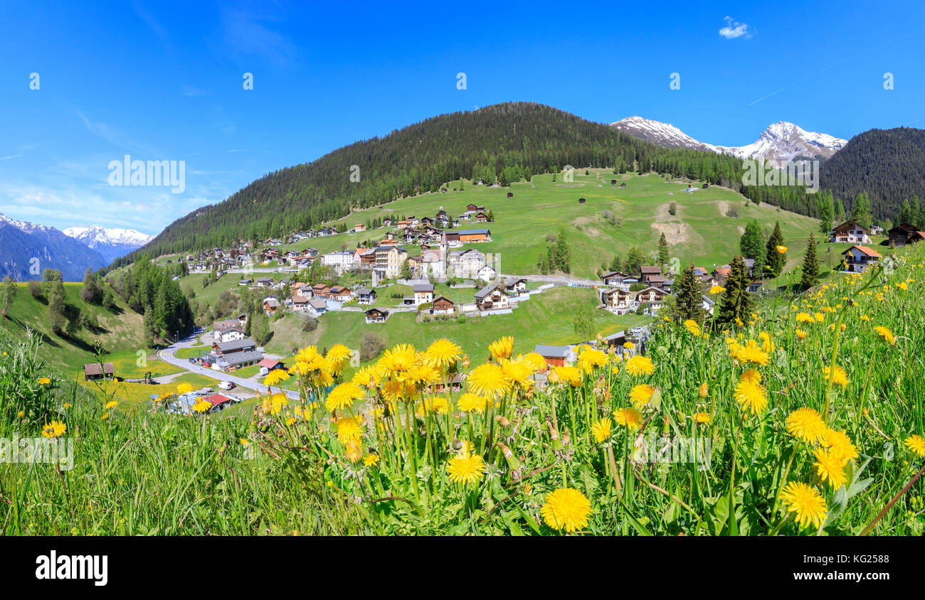 Panoramique du village alpin de Davos Wiesen au printemps, canton de Graubunden, Prettigovia région de Davos, Suisse, Europe Banque D'Images