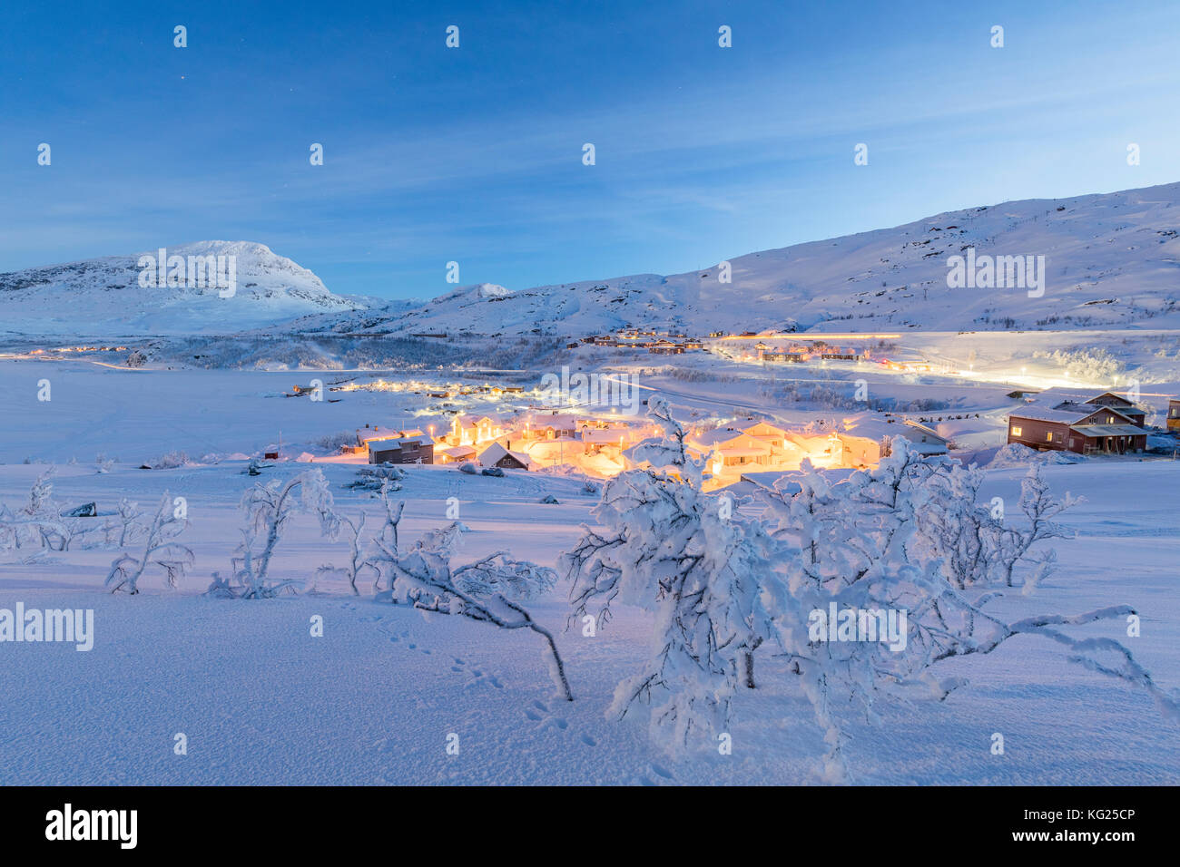 Village illuminé de riksgransen au crépuscule, abisko, kiruna municipalité, comté de Norrbotten, Laponie, Finlande, Scandinavie, Europe Banque D'Images