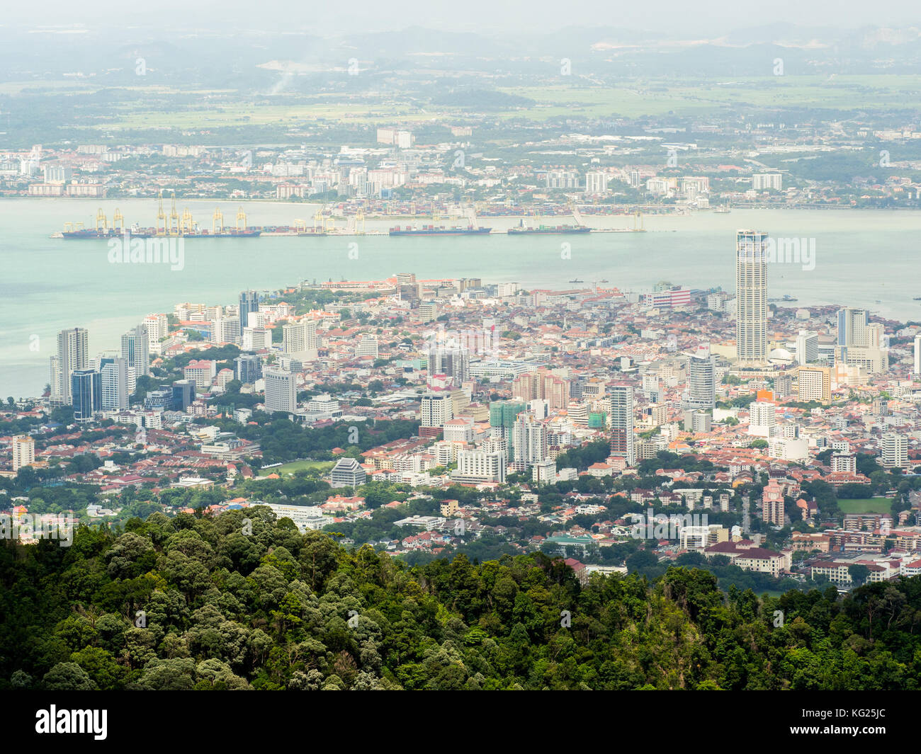 Le centre-ville de George Town, avec la Malaisie continentale dans le contexte, la colline de Penang, Penang, Malaisie, Asie du Sud, Asie Banque D'Images