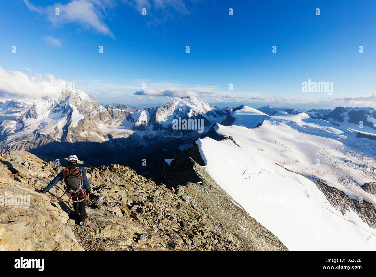 Le grimpeur de South Ridge dent blanche, 4357m, avec vue sur le cervin, Valais, Alpes suisses, Suisse, Europe Banque D'Images