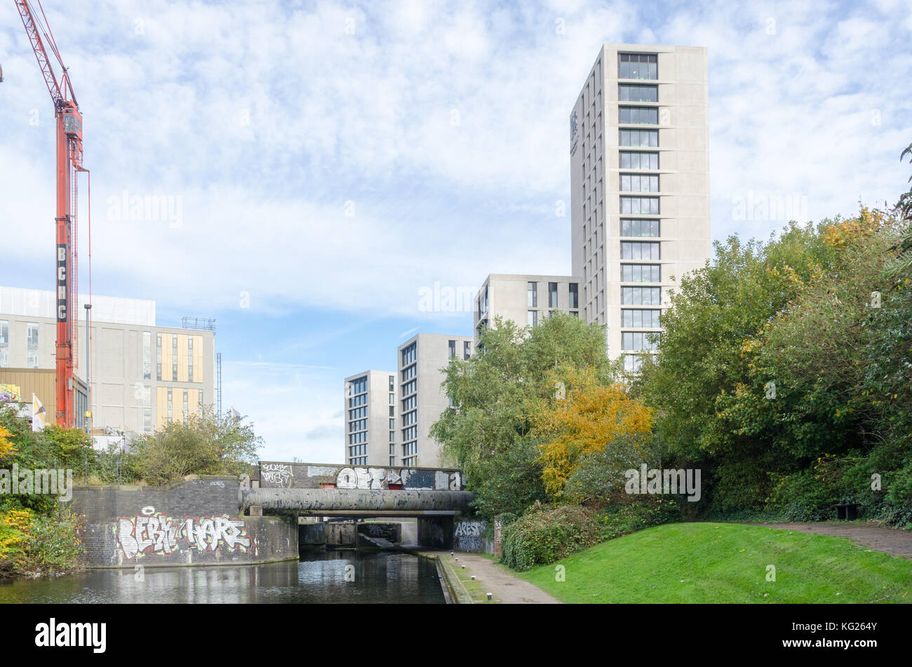 L'Université de Birmingham au bord du canal et les bâtiments pour l'hébergement des étudiants dans le quartier est de Birmingham Banque D'Images