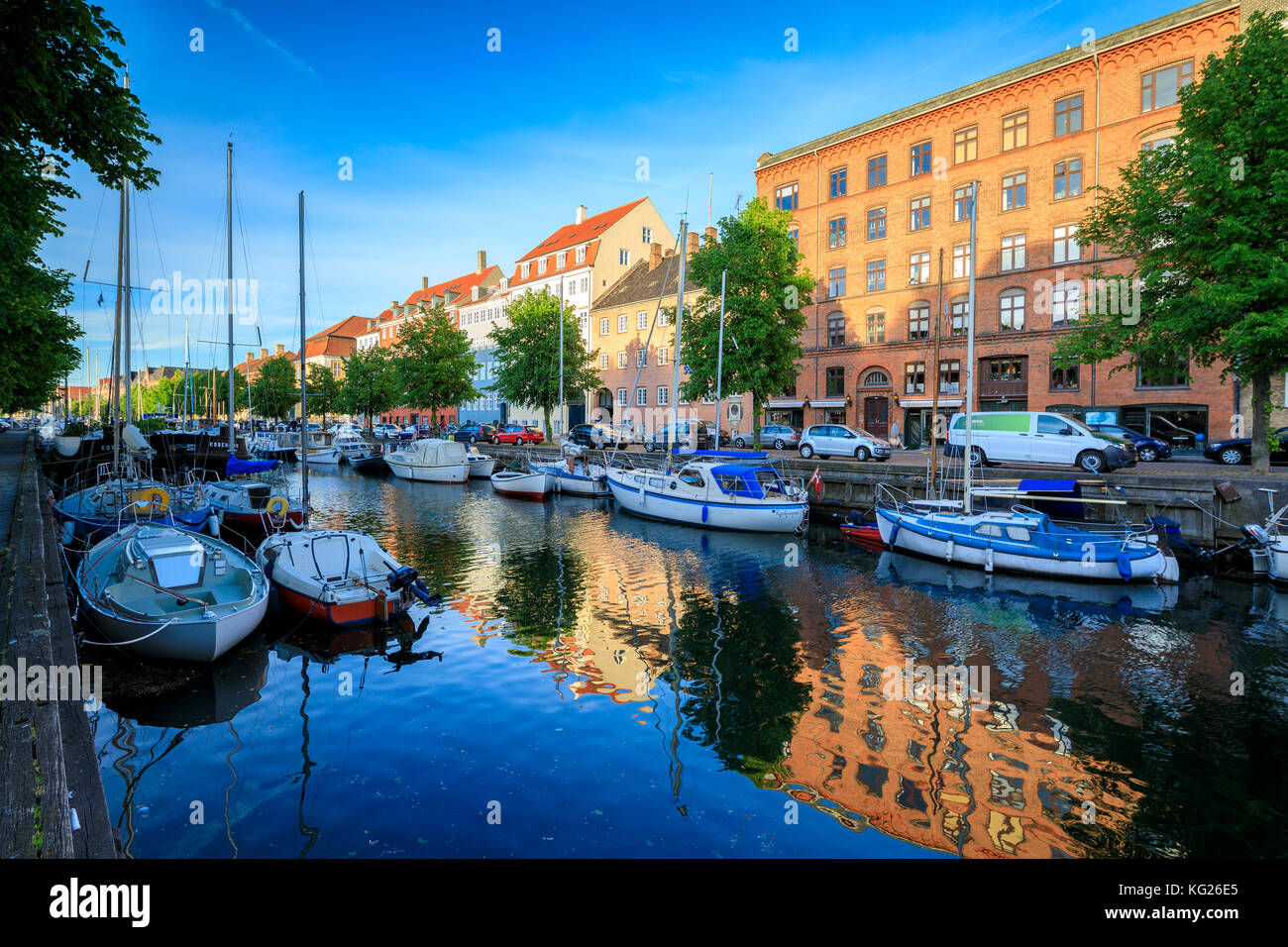 Bateaux amarrés dans le canal Christianshavn, Copenhague, Danemark, Europe Banque D'Images