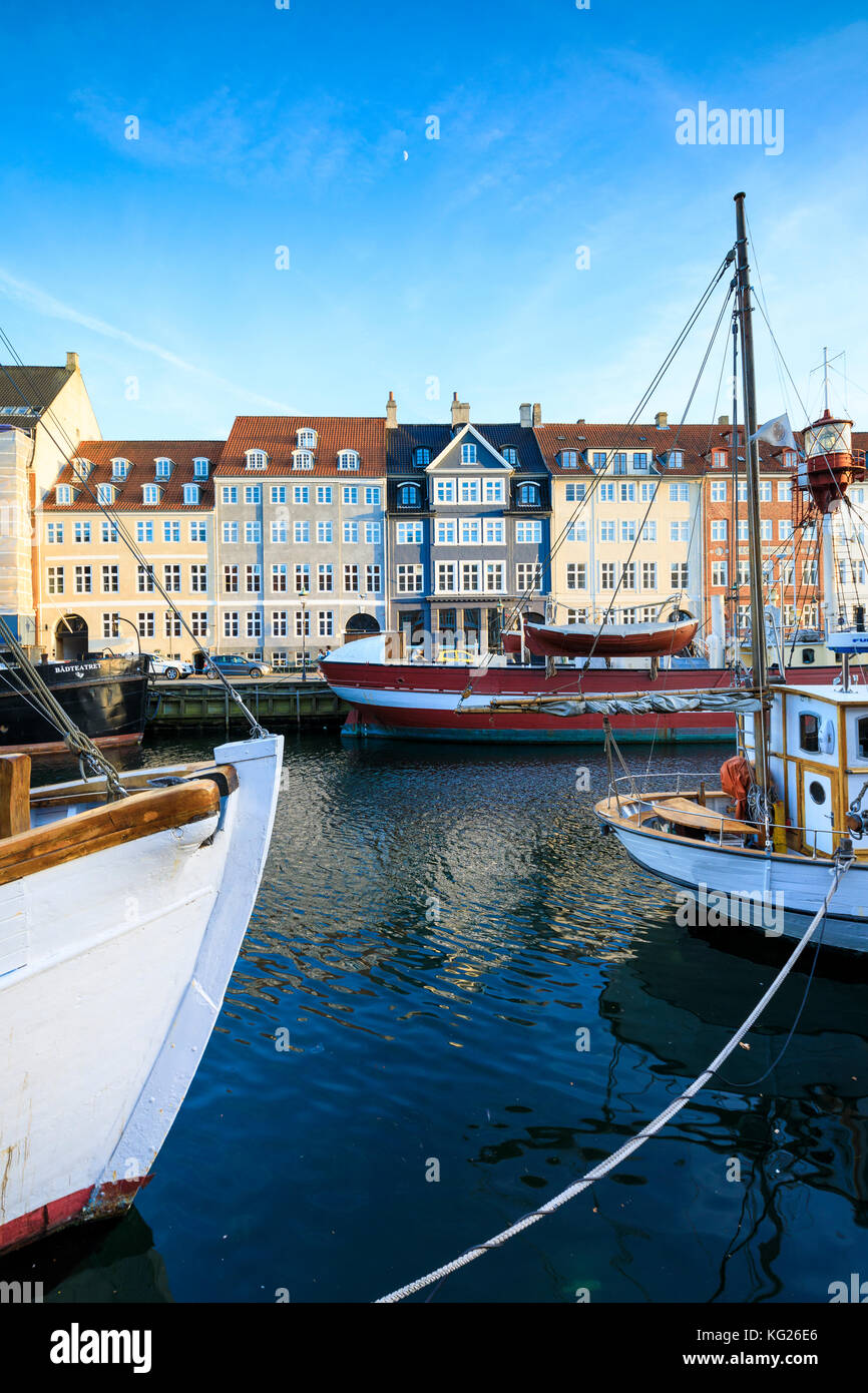Bateaux dans Christianshavn canal avec des maisons colorées typiques en arrière-plan, Copenhague, Danemark, Europe Banque D'Images