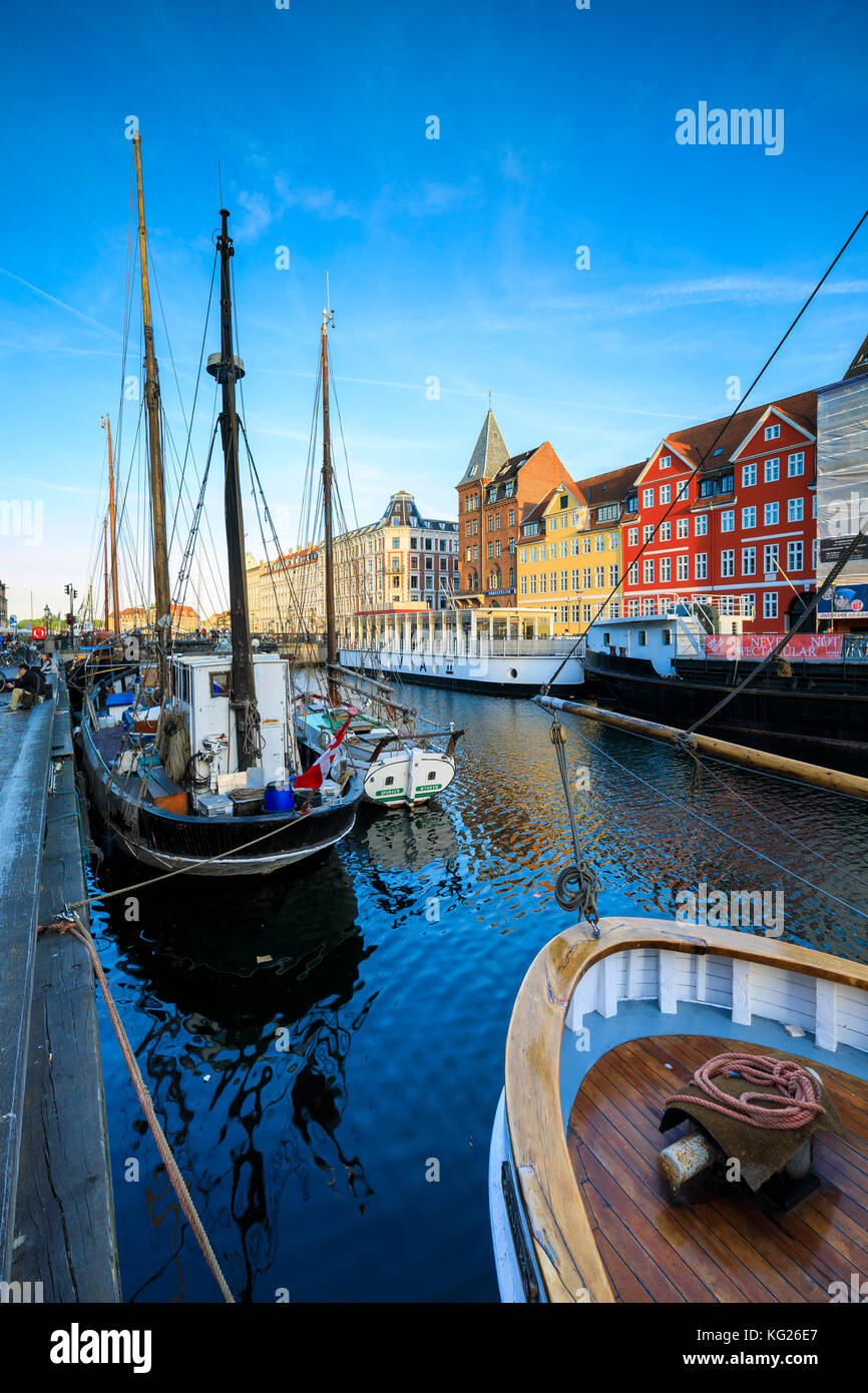 Bateaux dans Christianshavn canal avec des maisons colorées typiques en arrière-plan, Copenhague, Danemark, Europe Banque D'Images
