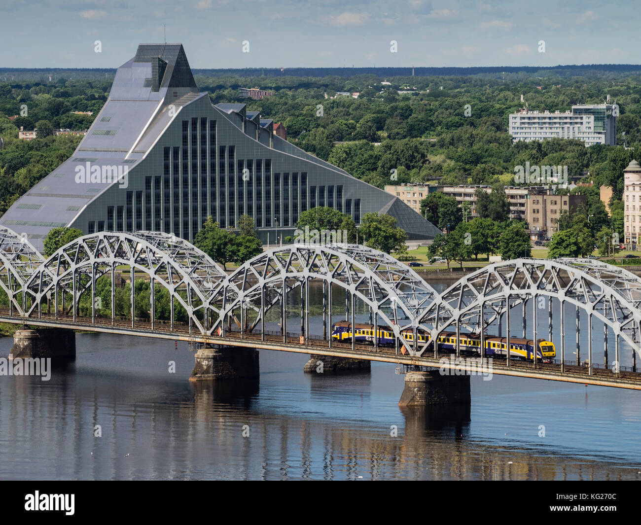 Vue du haut de l'Académie des sciences de la Bibliothèque nationale et du pont ferroviaire, Riga, Lettonie, États baltes, Europe Banque D'Images