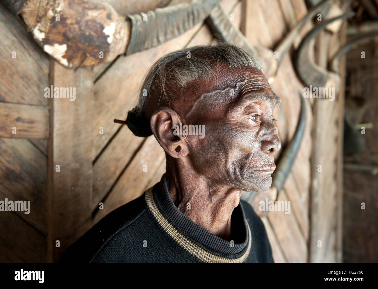 Bengshe bengsha, personnes âgées headhunter tribal naga avec visage et cheveux tatoué traditionnel knot, village longwa, Nagaland, l'Inde, l'Asie Banque D'Images