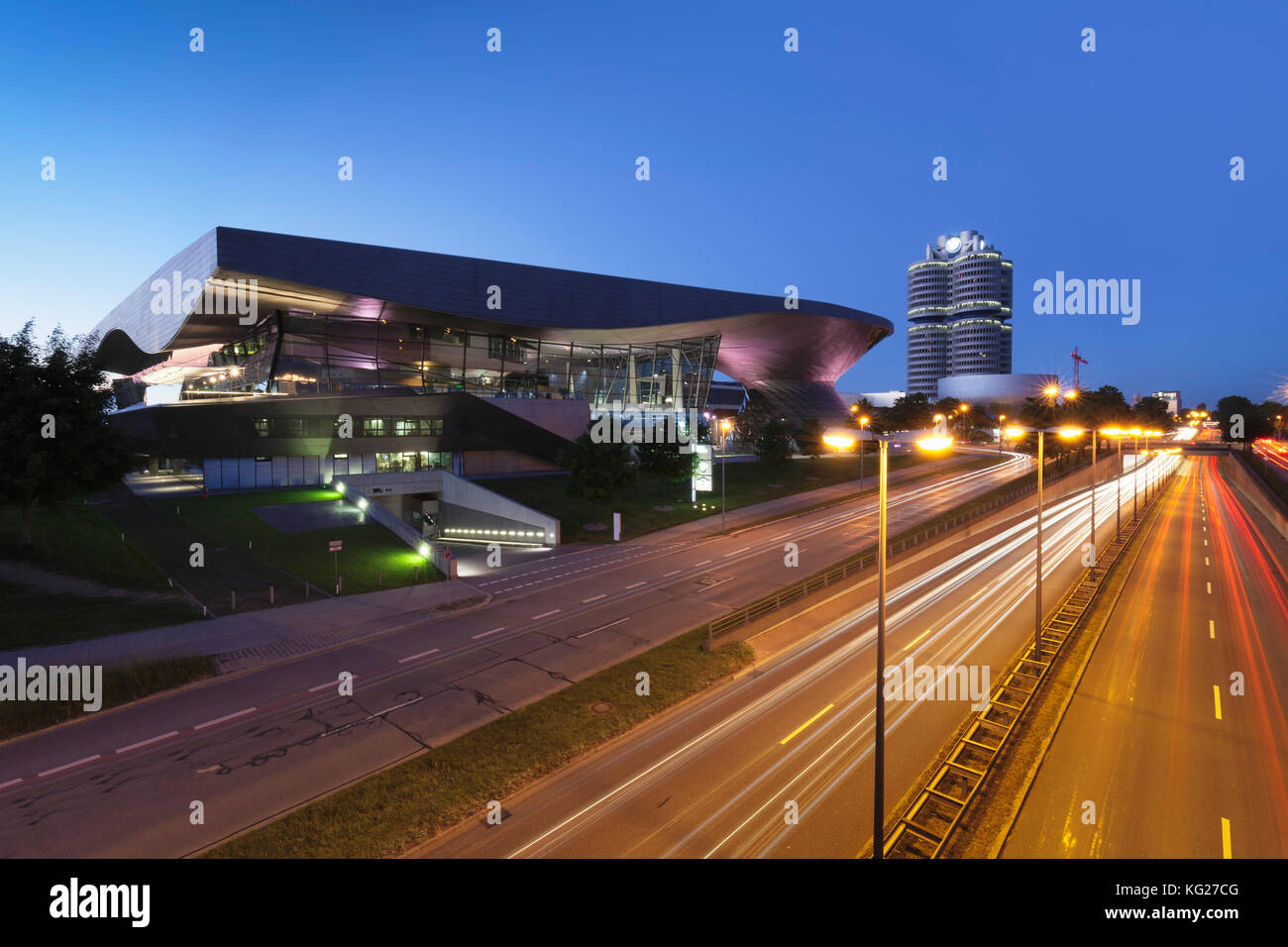 BMW Welt avec bâtiment BMW et musée BMW, Olympiazentrum, Mittleren Ring, Munich, Bavière, Allemagne, Europe Banque D'Images