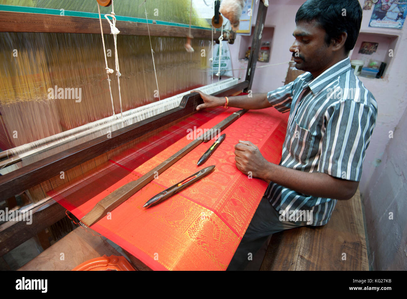 Silk weaver à son métier à tisser dans sa maison, le tissage recherchés rouge et or en soie, sari kanchipuram kanchipuram, Tamil Nadu, Inde, Asie Banque D'Images