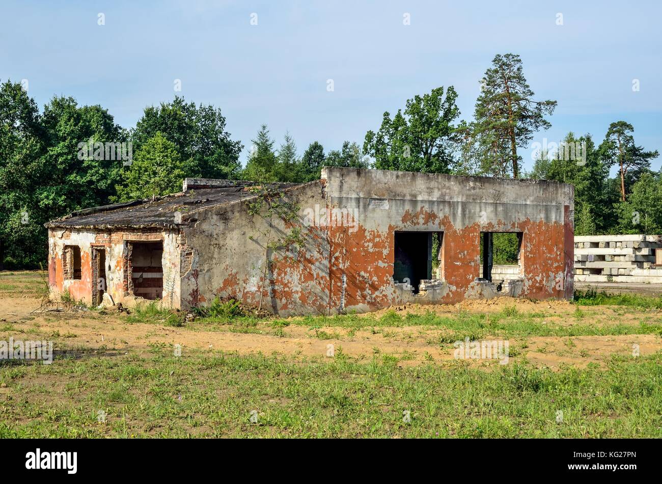 Vieux bâtiment démoli. une unité militaire abandonné. Banque D'Images