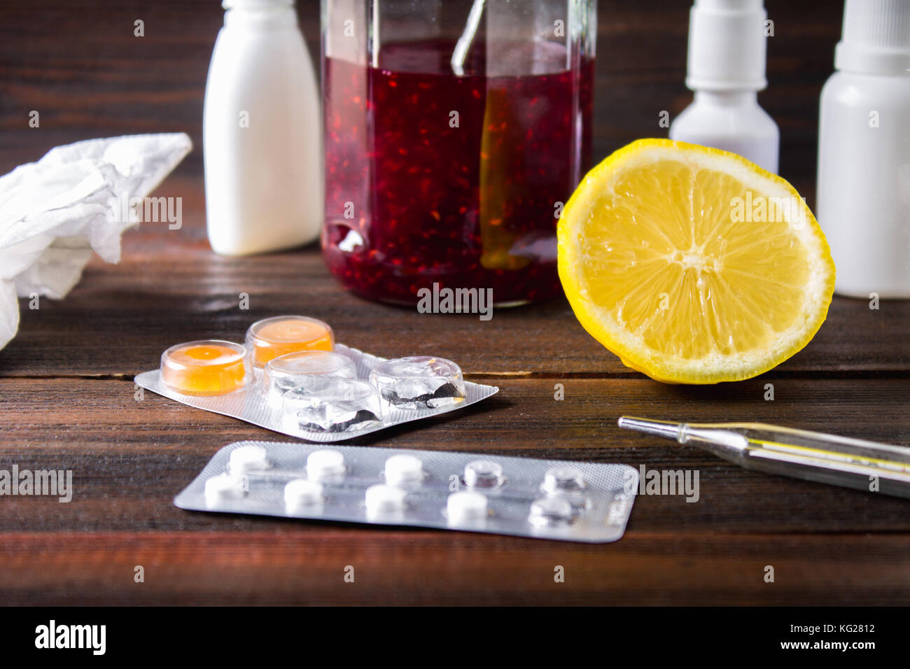 Médicaments pour le rhume - comprimés, spray. les remèdes populaires -  citron, thé, confiture de framboises. Thermomètre, mouchoirs. le traitement  de la maladie, la grippe Photo Stock - Alamy