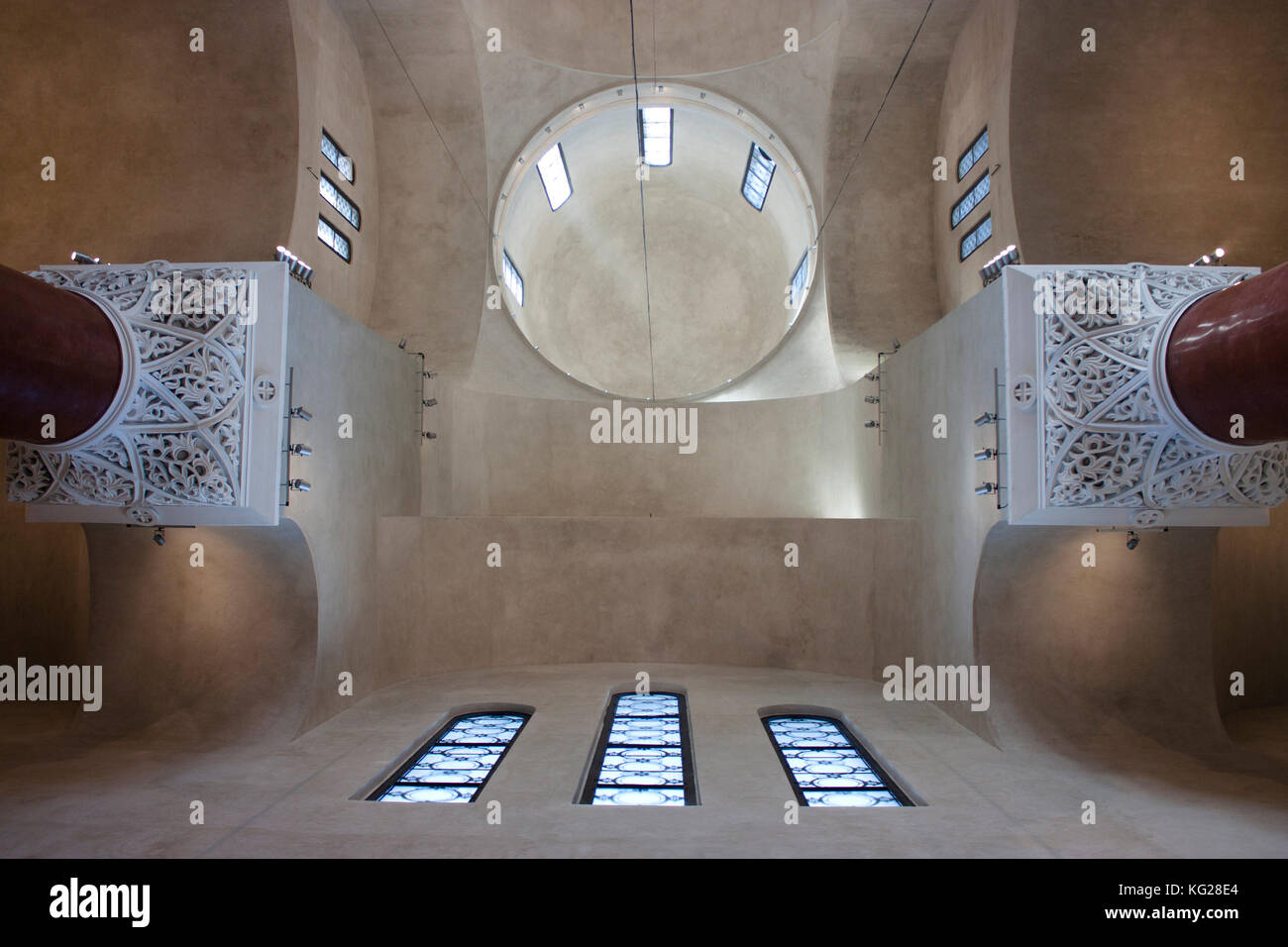 Détail architectural de l'intérieur de l'église orthodoxe st marko à Belgrade, Serbie : plafond avec dome , Colonnes , Windows , le 27 octobre 2017.. Banque D'Images