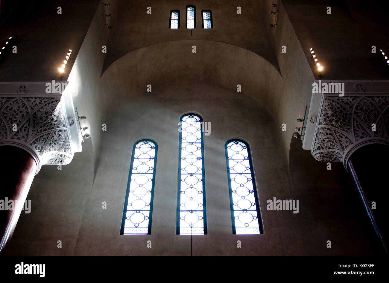 L'intérieur d'une église orthodoxe st. Marko à Belgrade, Serbie, . avec fenêtre la lumière sur des colonnes de marbre. Le 27 octobre 2017. Banque D'Images