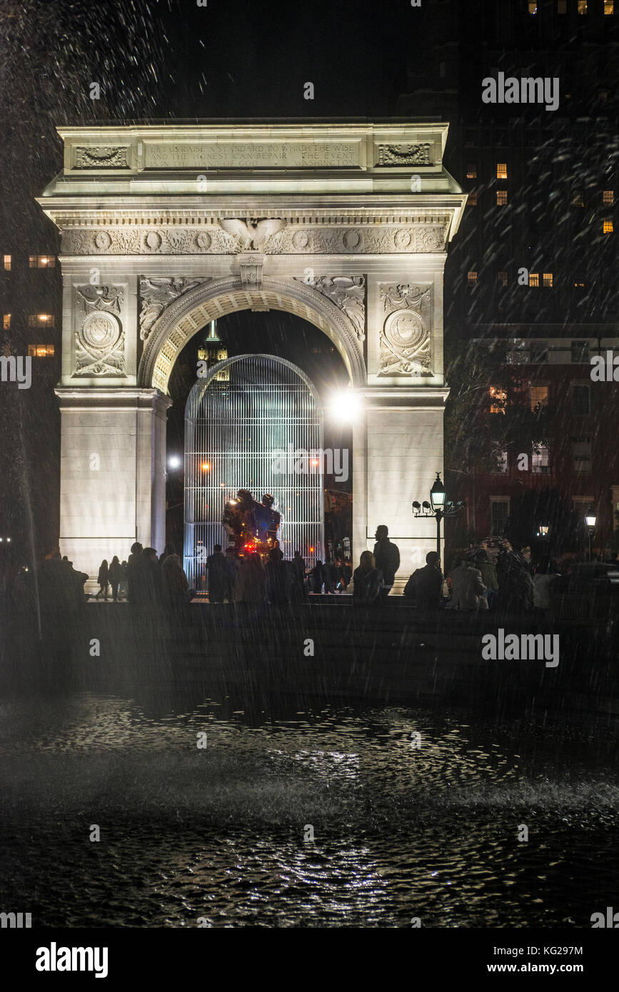 New York, NY 27 octobre 2017 ai weiwei - ssculpture l'installation 'Les bonnes clôtures font les bons voisins" sous l'arche de Washington Square Park crédit : ©stacy walsh rosenstock/Alamy Banque D'Images