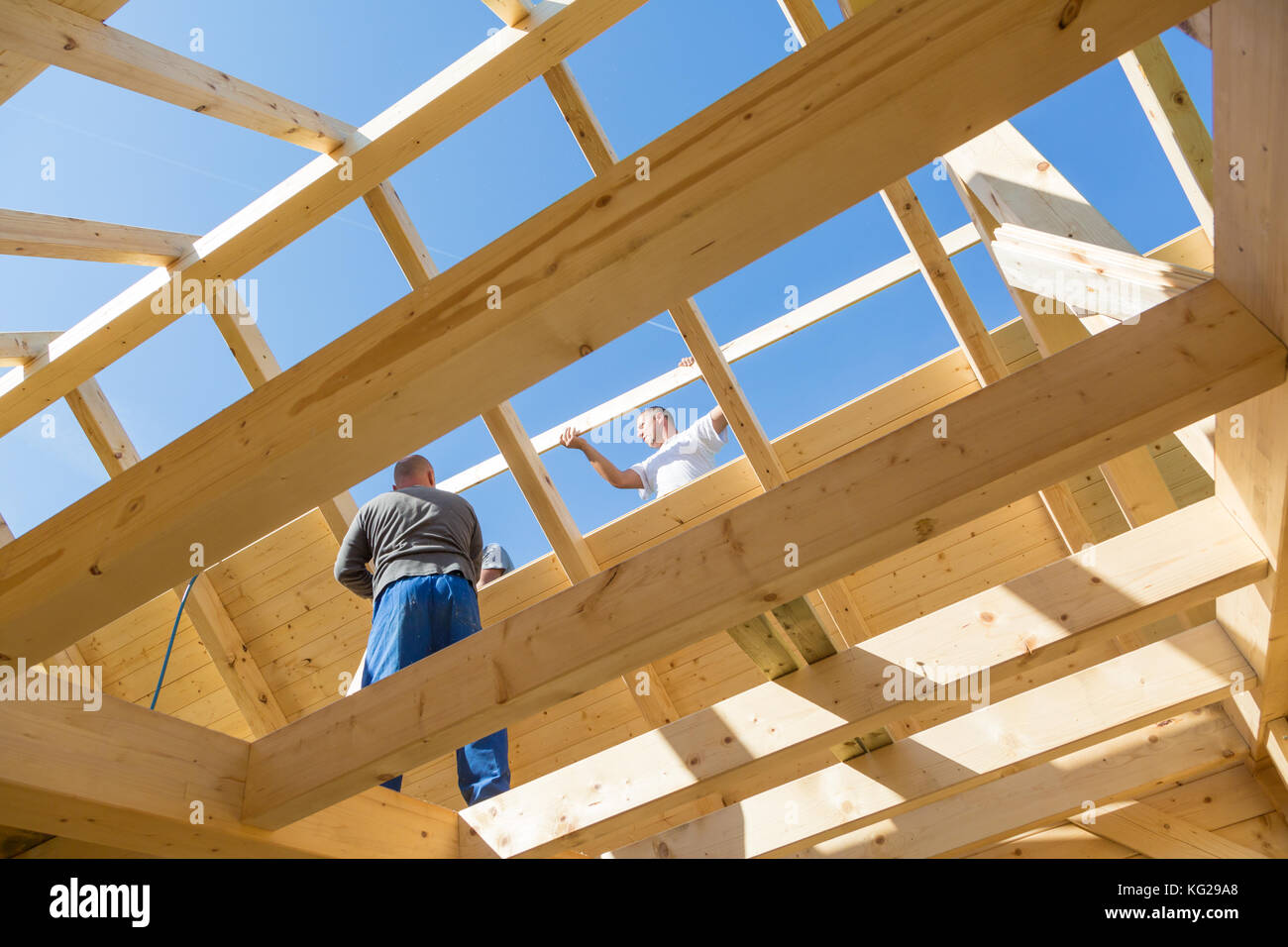 Les constructeurs à travailler avec toiture en bois de construction. Banque D'Images