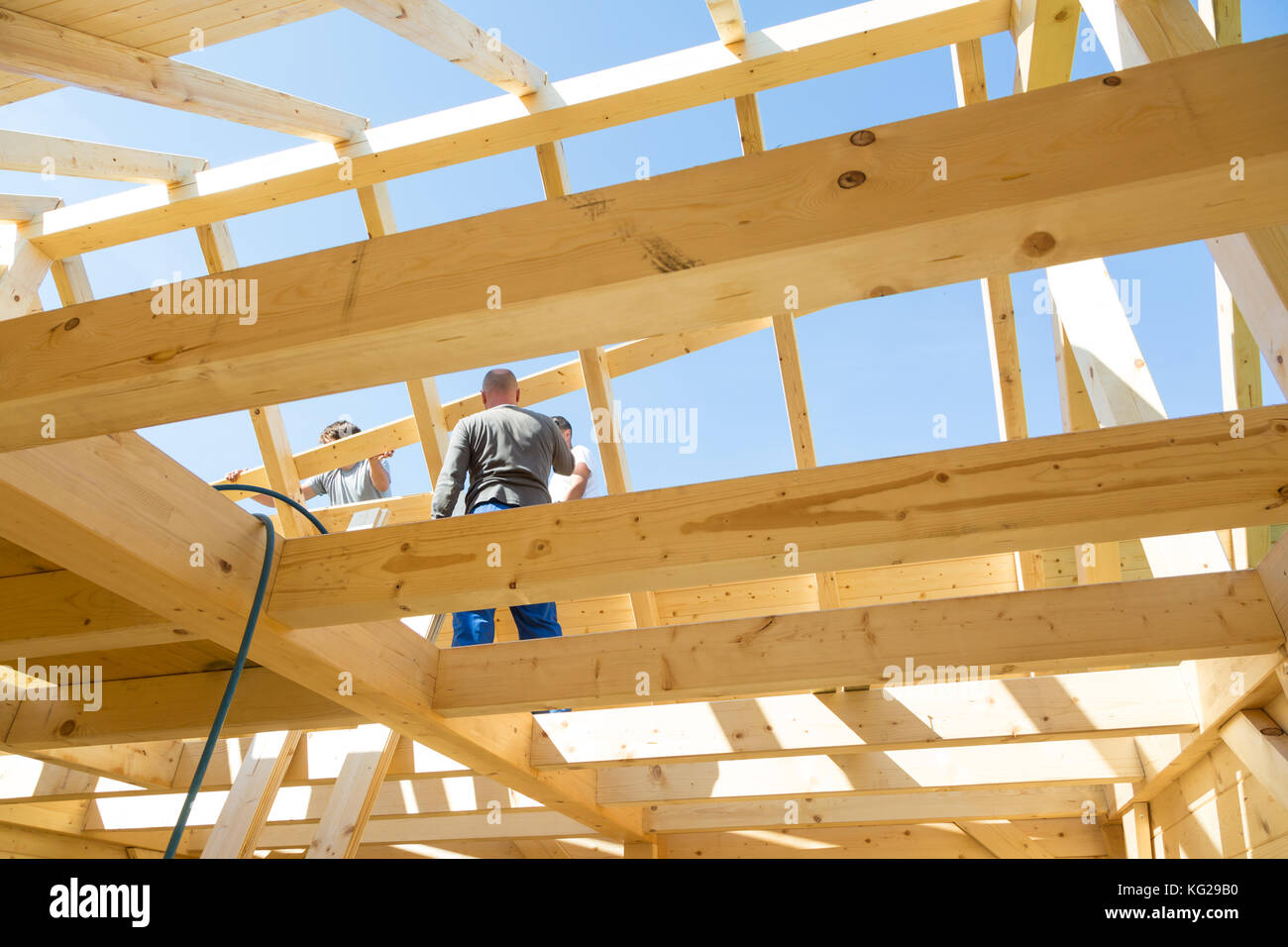 Les constructeurs à travailler avec toiture en bois de construction. Banque D'Images