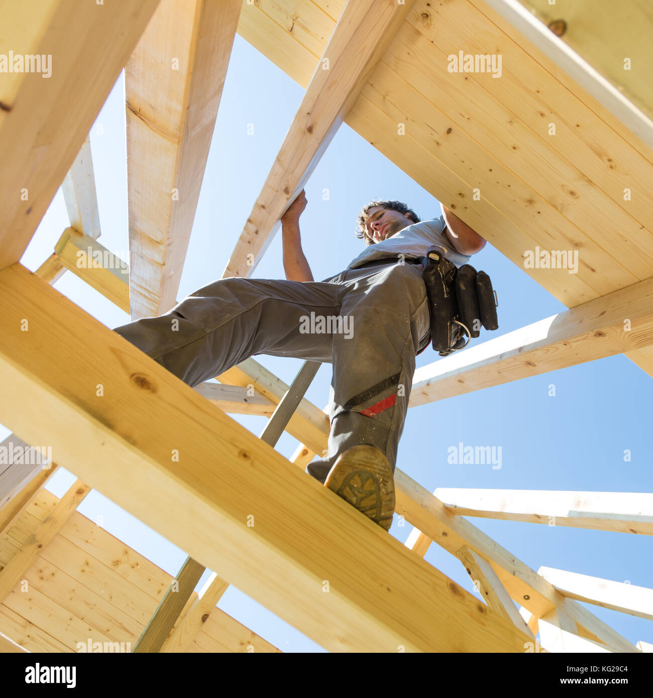 Les constructeurs à travailler avec toiture en bois de construction. Banque D'Images