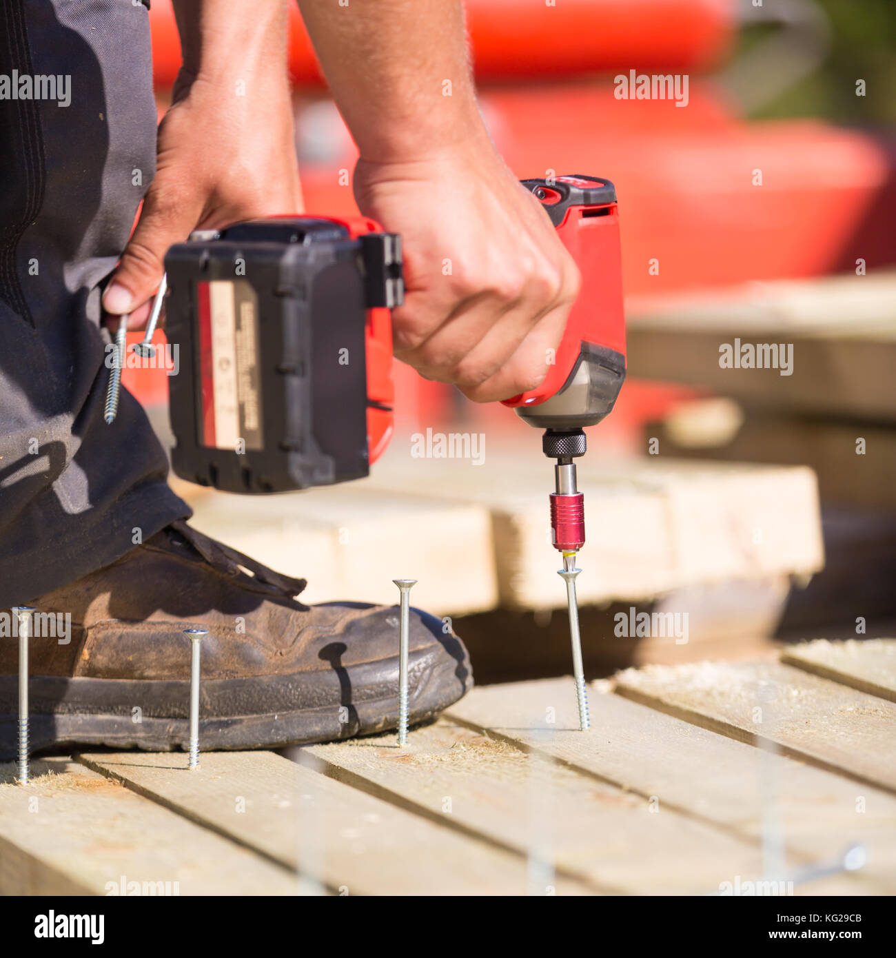 Menuisier travaillant avec un tournevis électrique. Banque D'Images