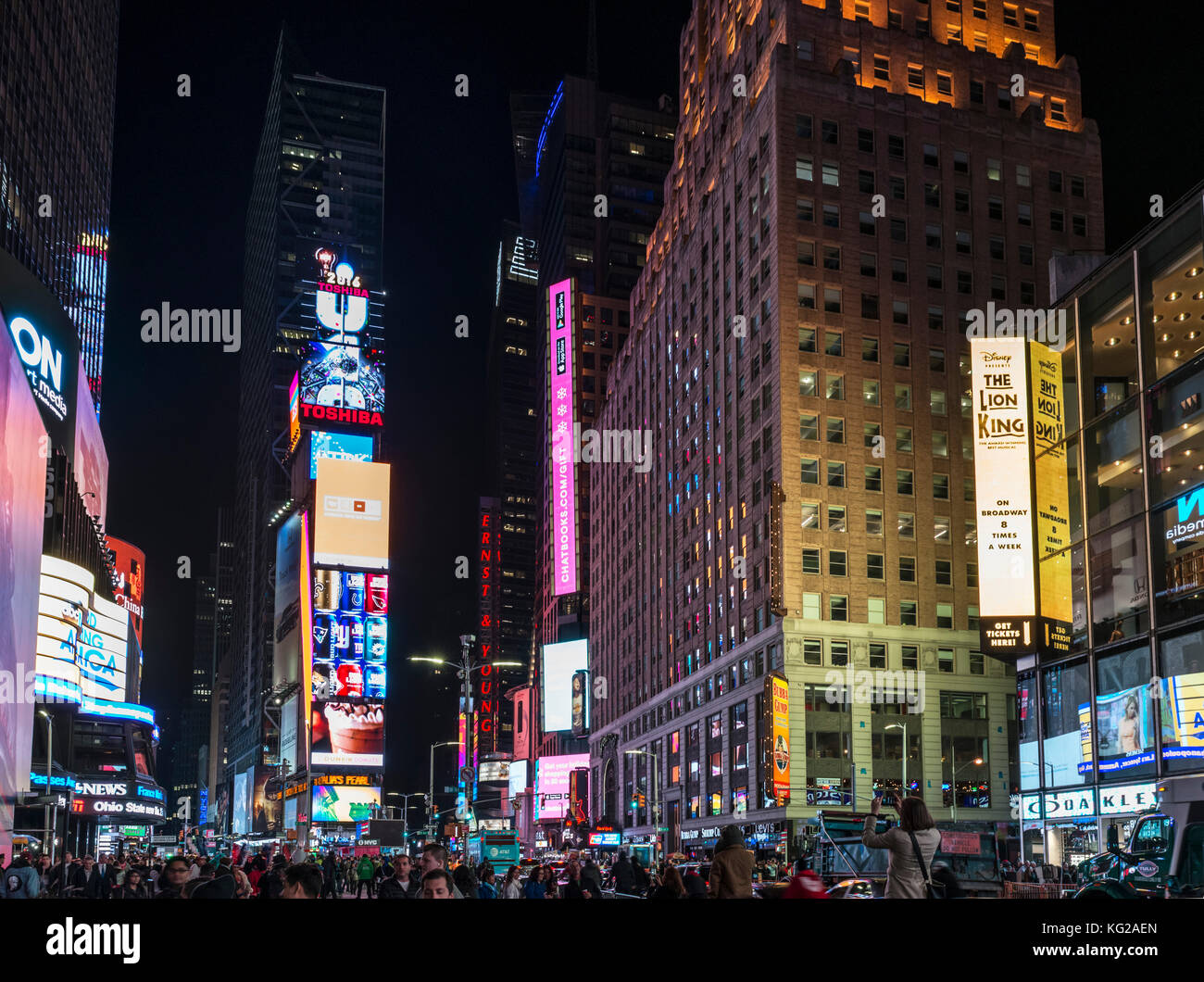 Times Square, New York City. Les foules à Times Square, sur une soirée d'automne, Manhattan, NY, USA Banque D'Images