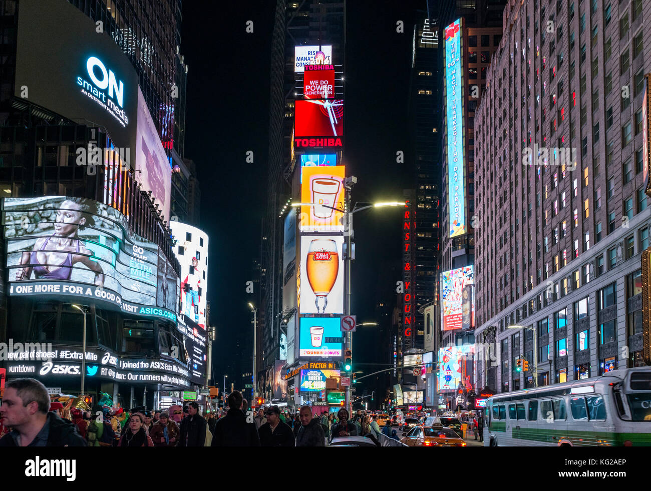 Times Square, New York City. Les foules à Times Square, sur une soirée d'automne, Manhattan, NY, USA Banque D'Images